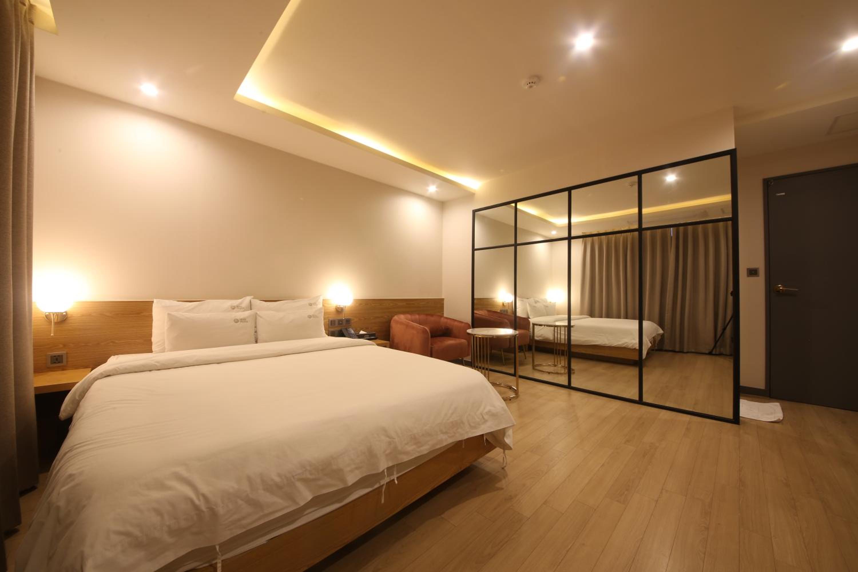 Suite - Photo 1
