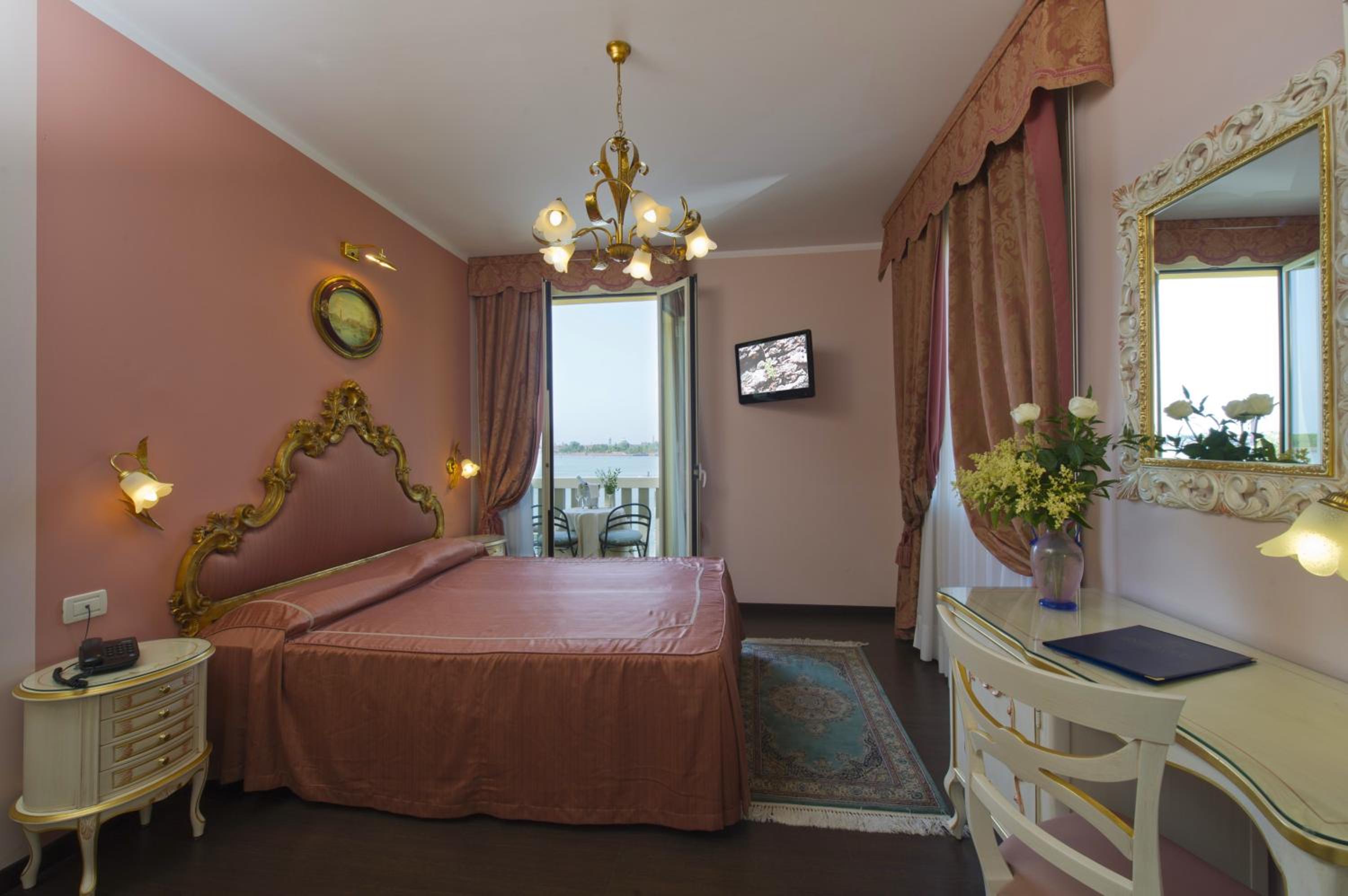 Deluxe Double Room with Balcony and Lagoon View thumbnail 6