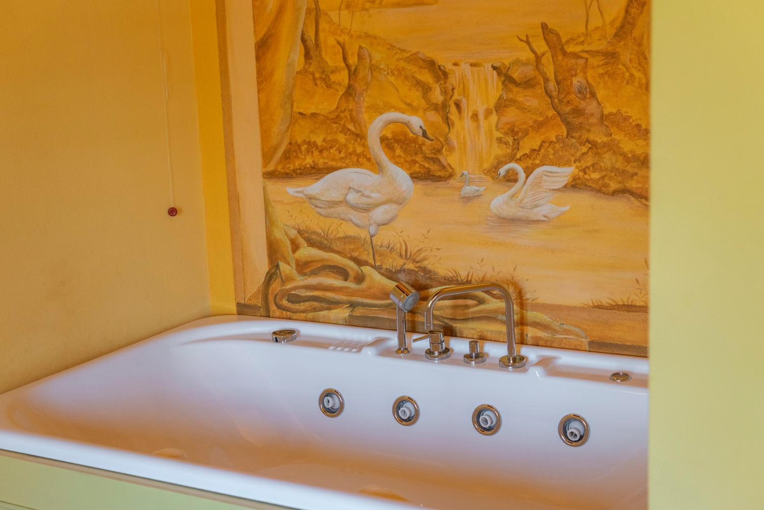 Suite With Hot Tub photo 2