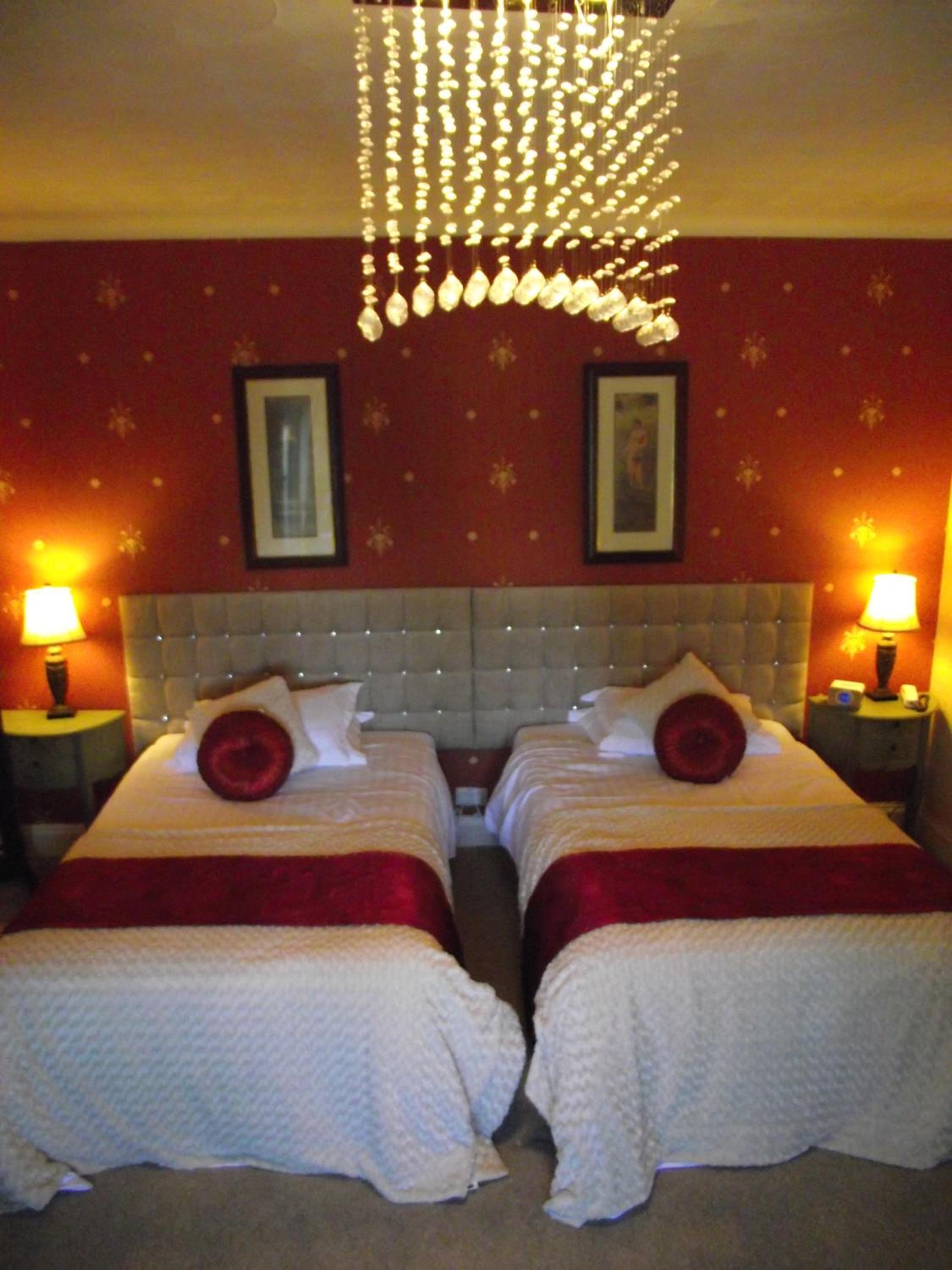 Large Twin Room - Photo 2