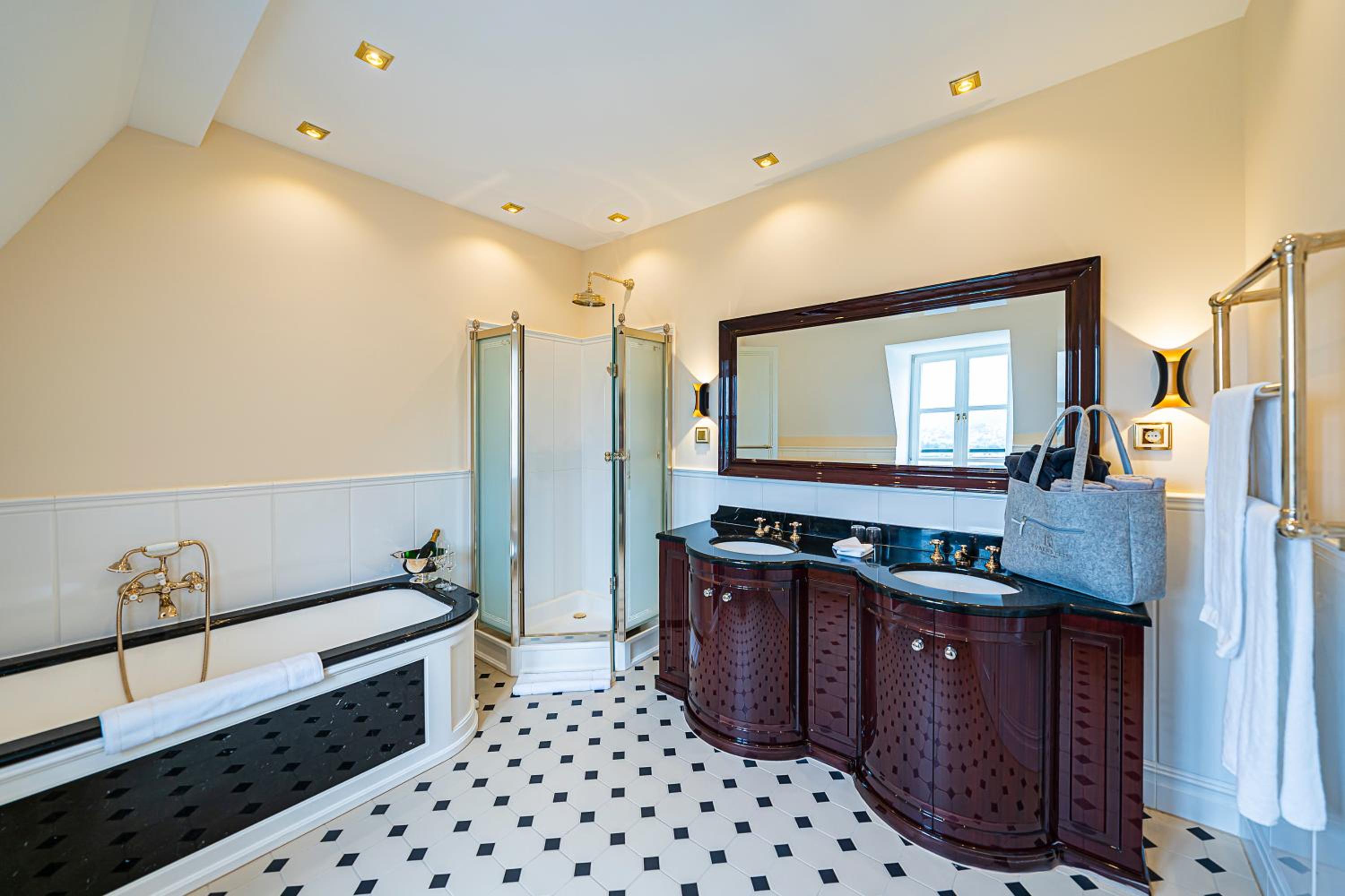 Deluxe Suite - Photo 6