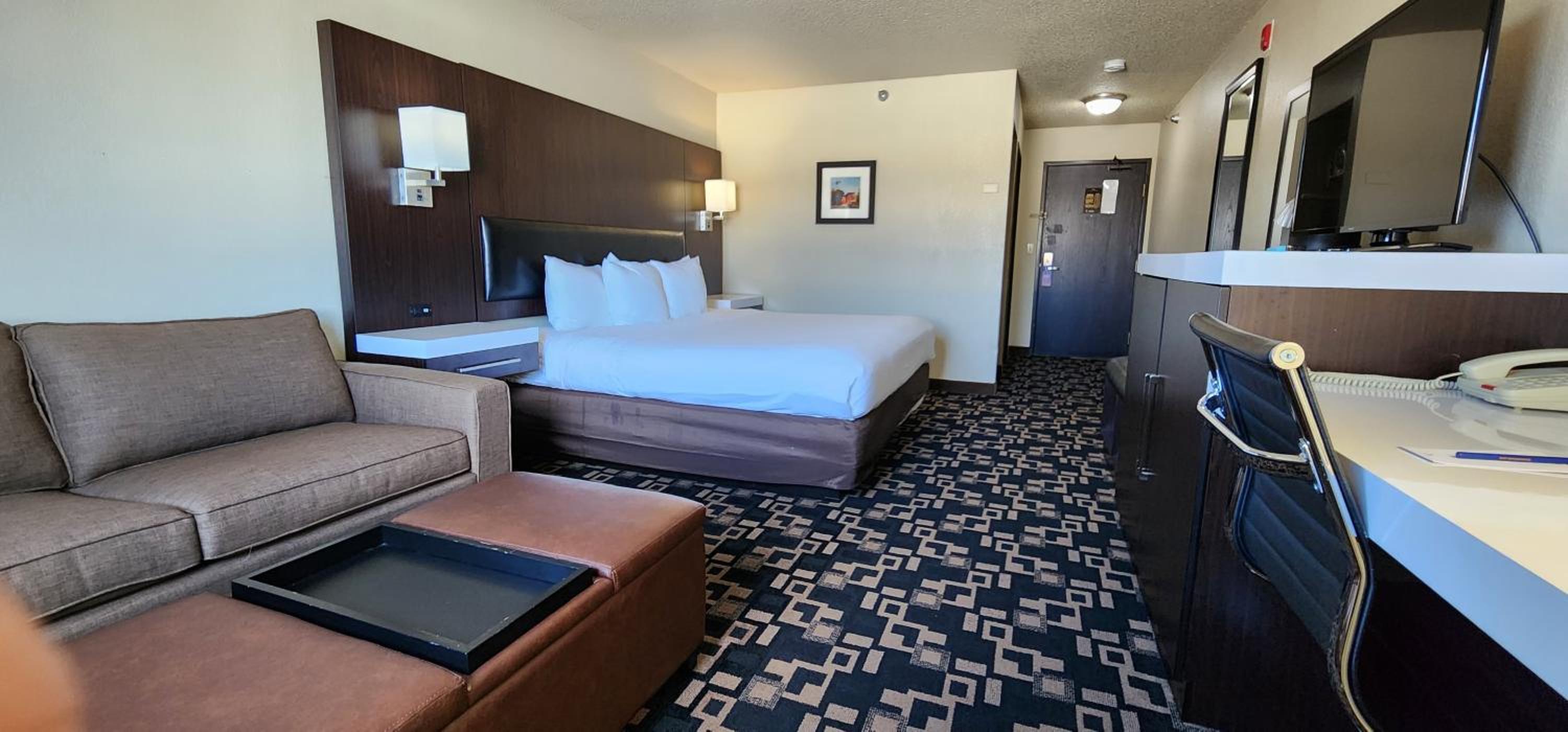 Queen Room with Roll-In Shower - Accessible/Non Smoking - Photo 2
