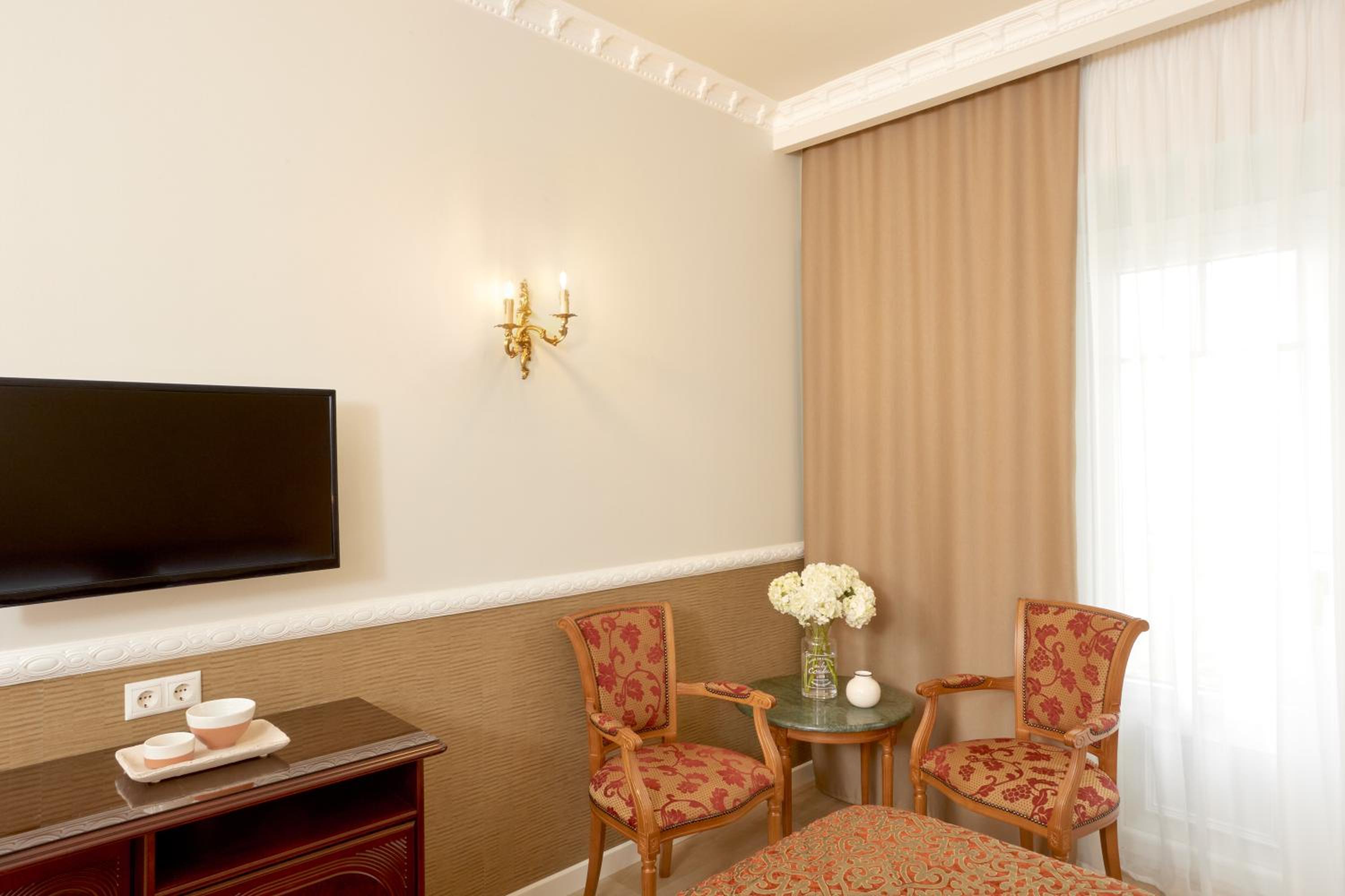 Classic Double or Twin Room - Photo 12