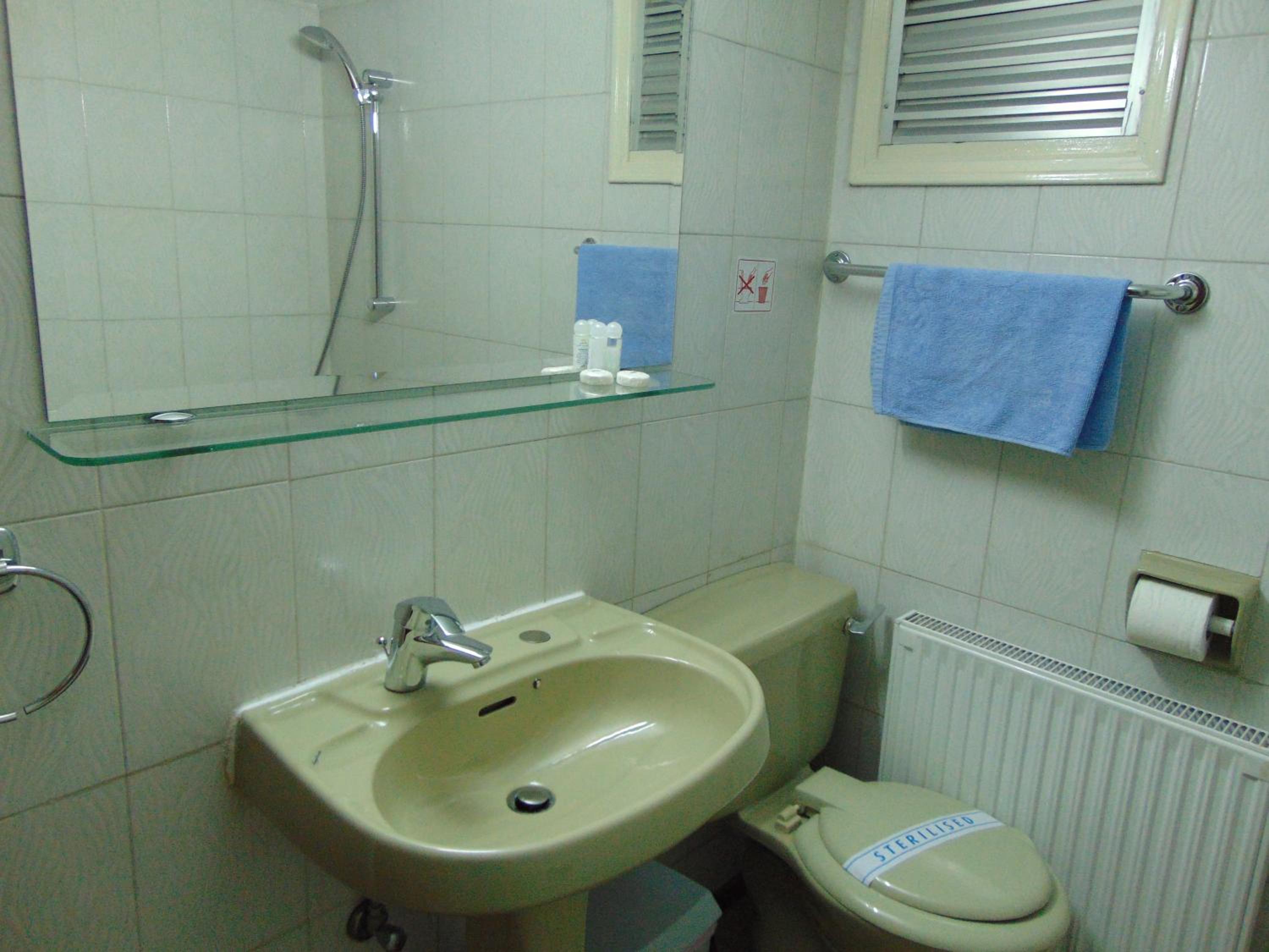 Standard Triple Room (2 Adults + 1 Child) - Photo 3