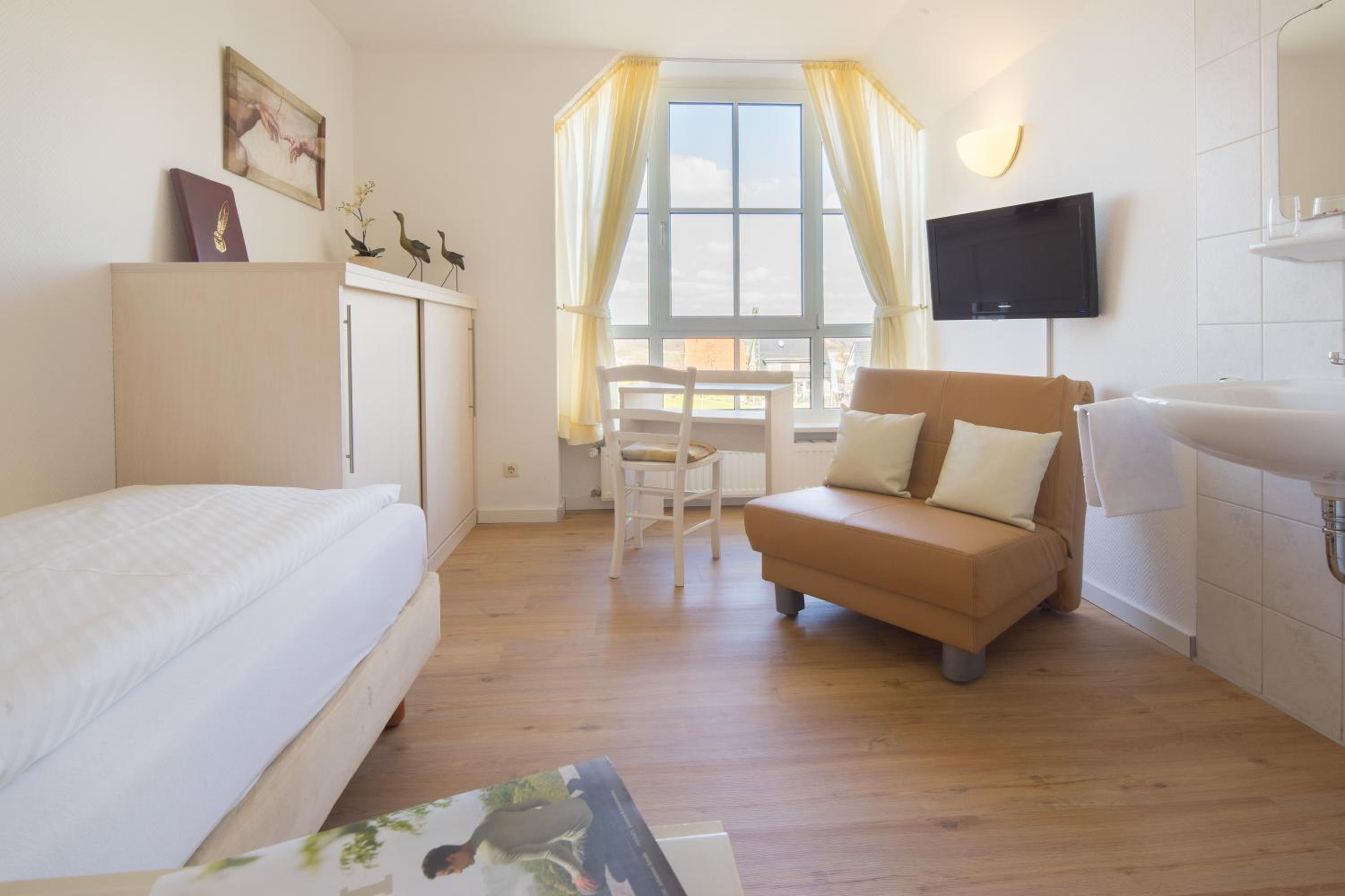 Economy Single Room with Shared Bathroom photo 2