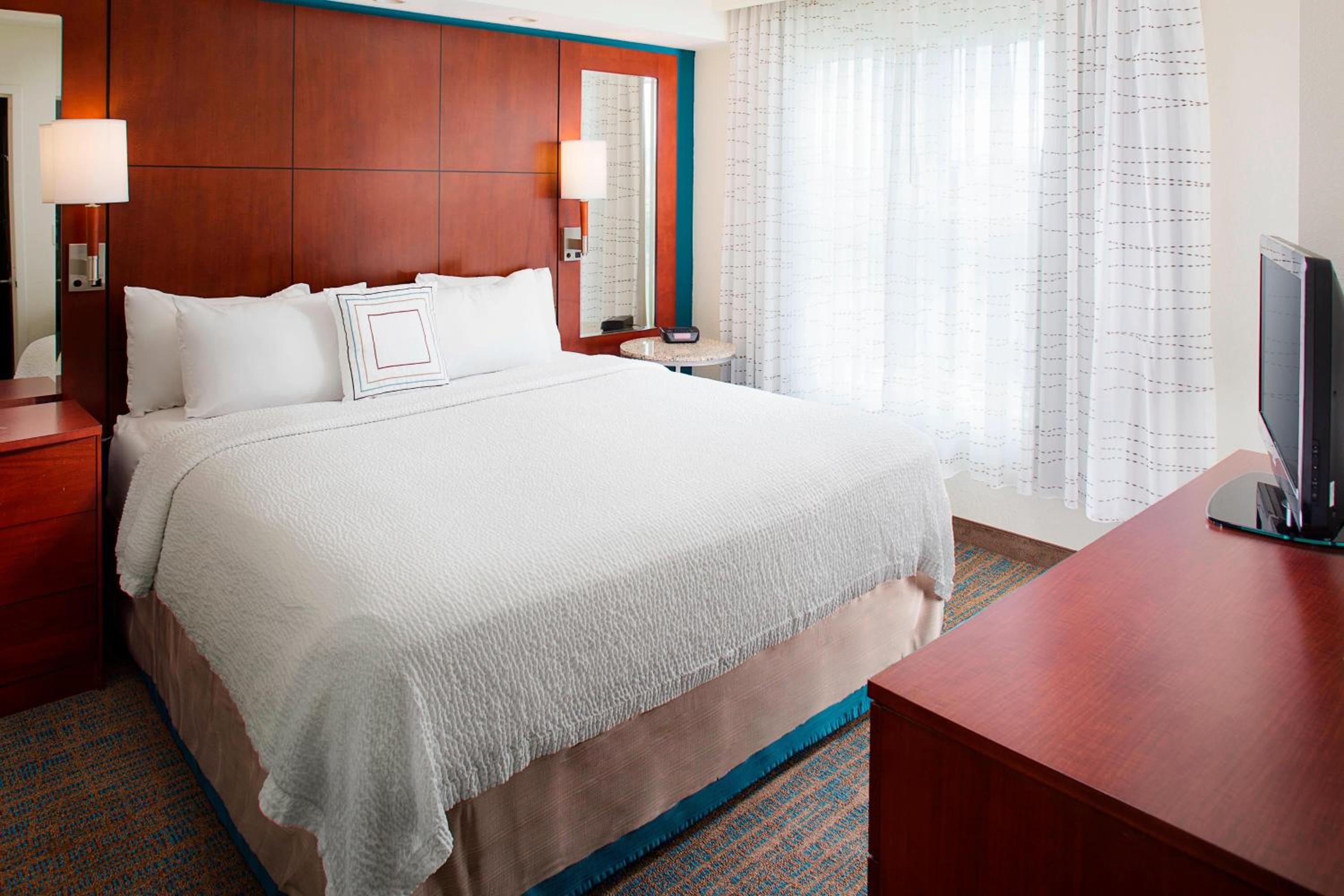 One-Bedroom King Suite with Fireplace photo 3