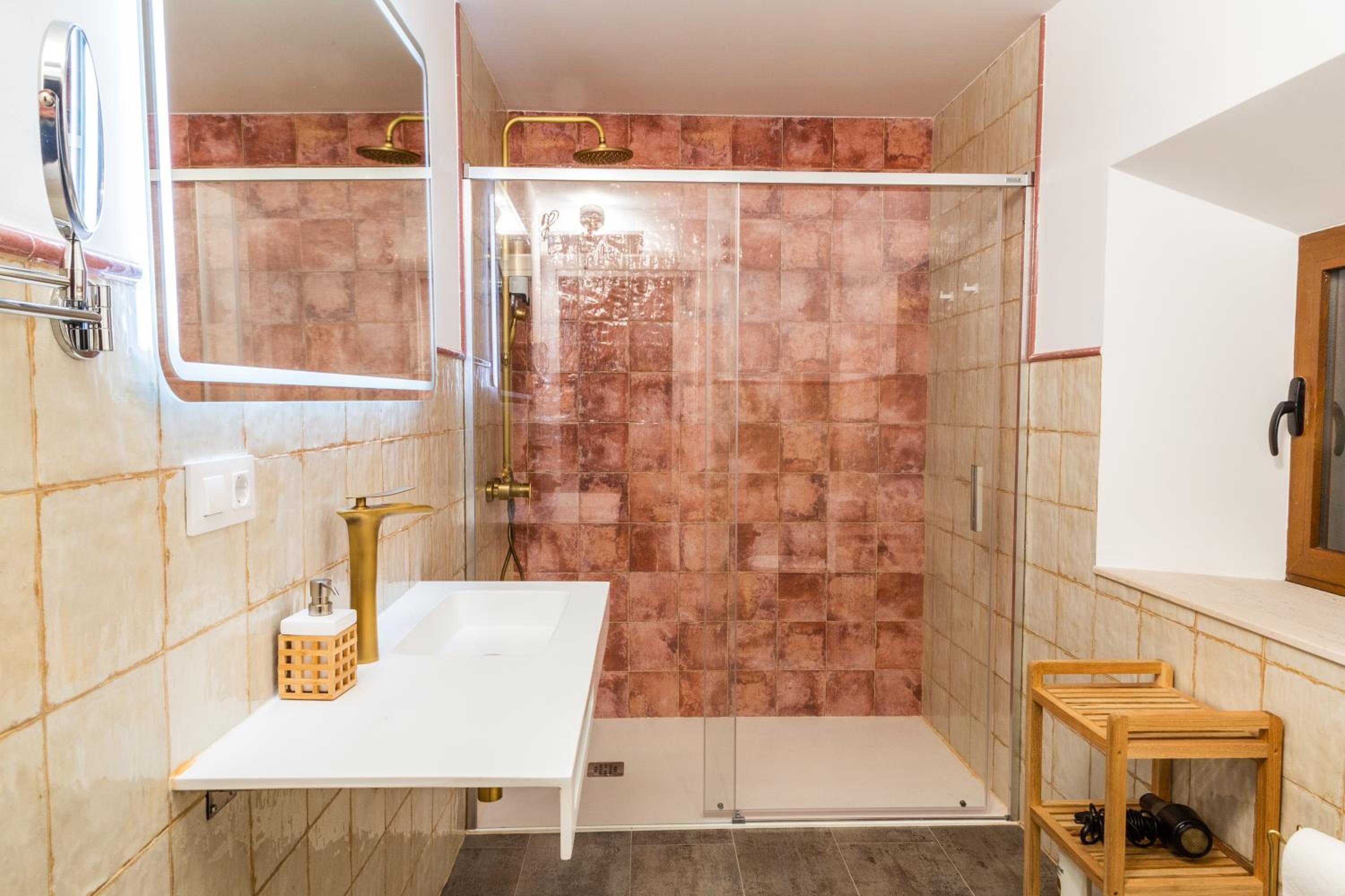 Deluxe Double Room with Shower photo 3