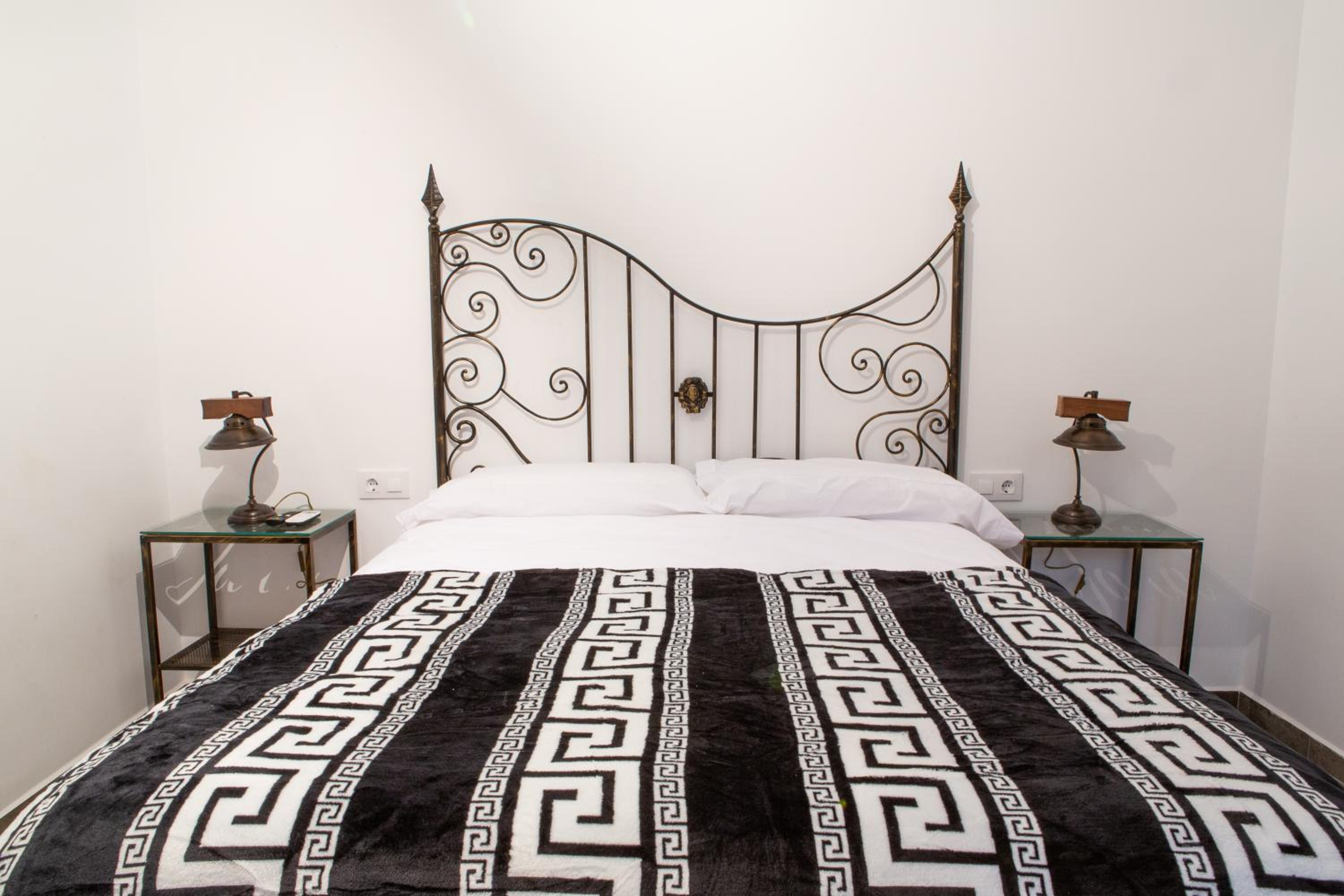 Deluxe Double Room with Shower photo 2