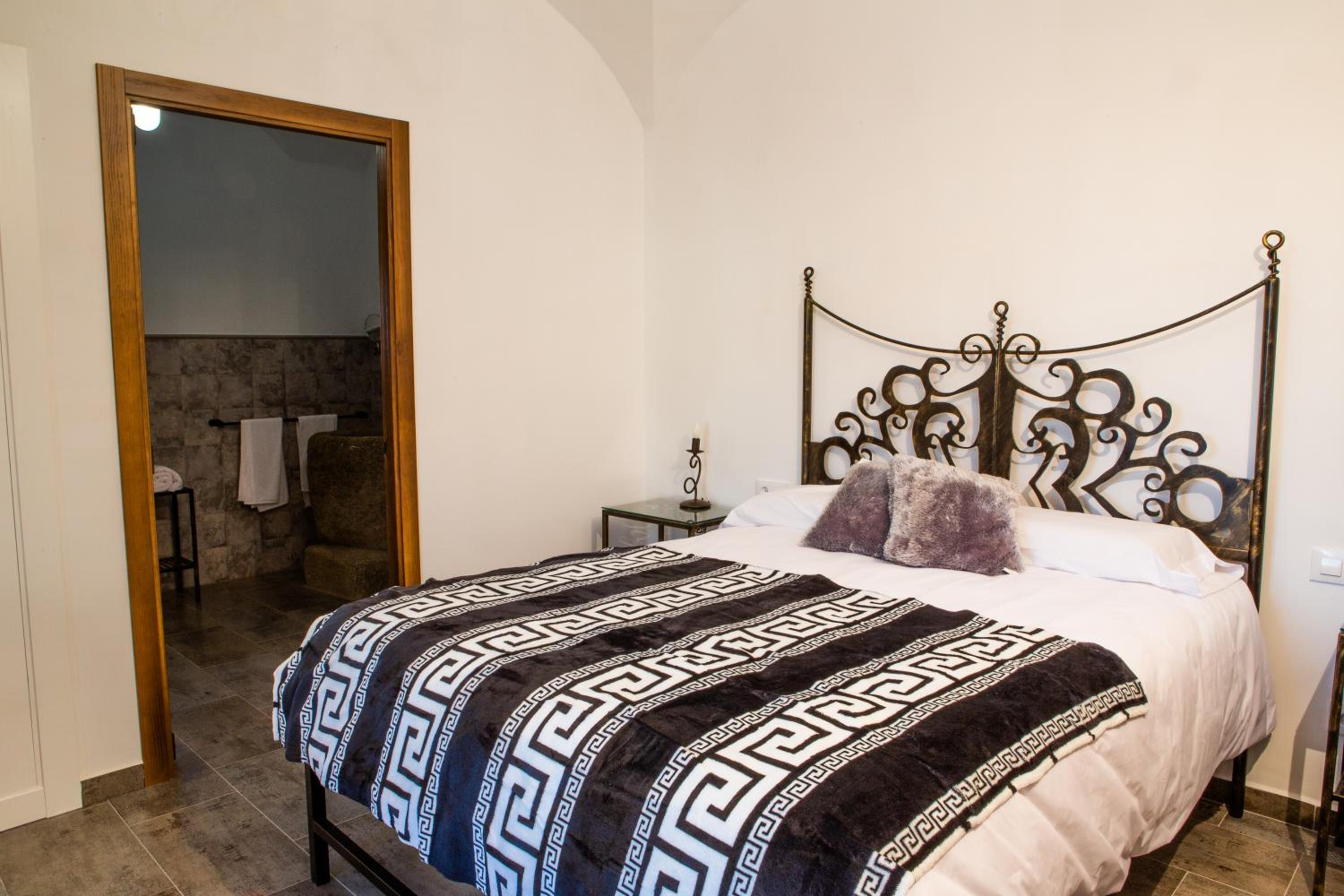 Queen Room with Spa Bath photo 3