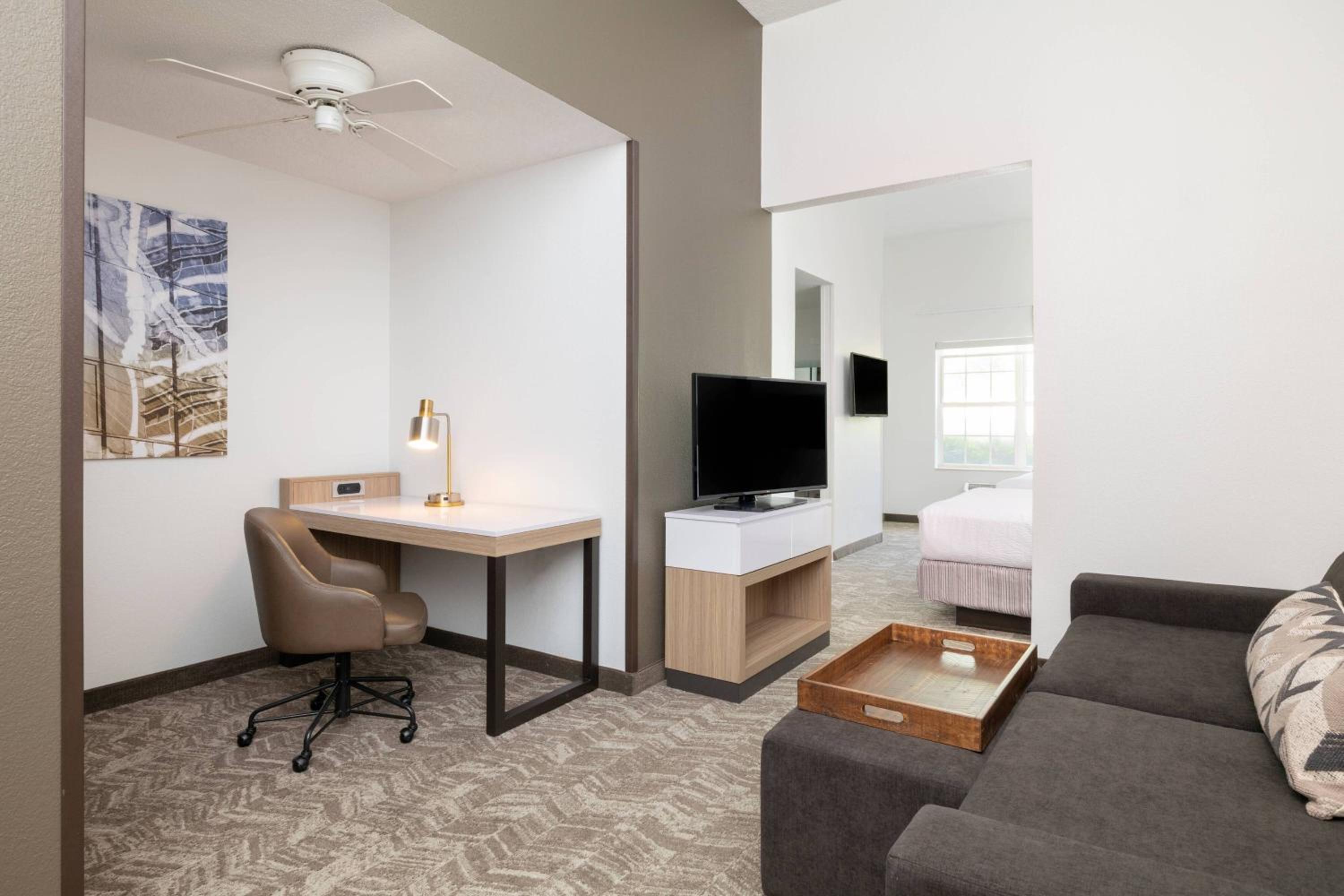 Junior Queen Suite - Photo 2