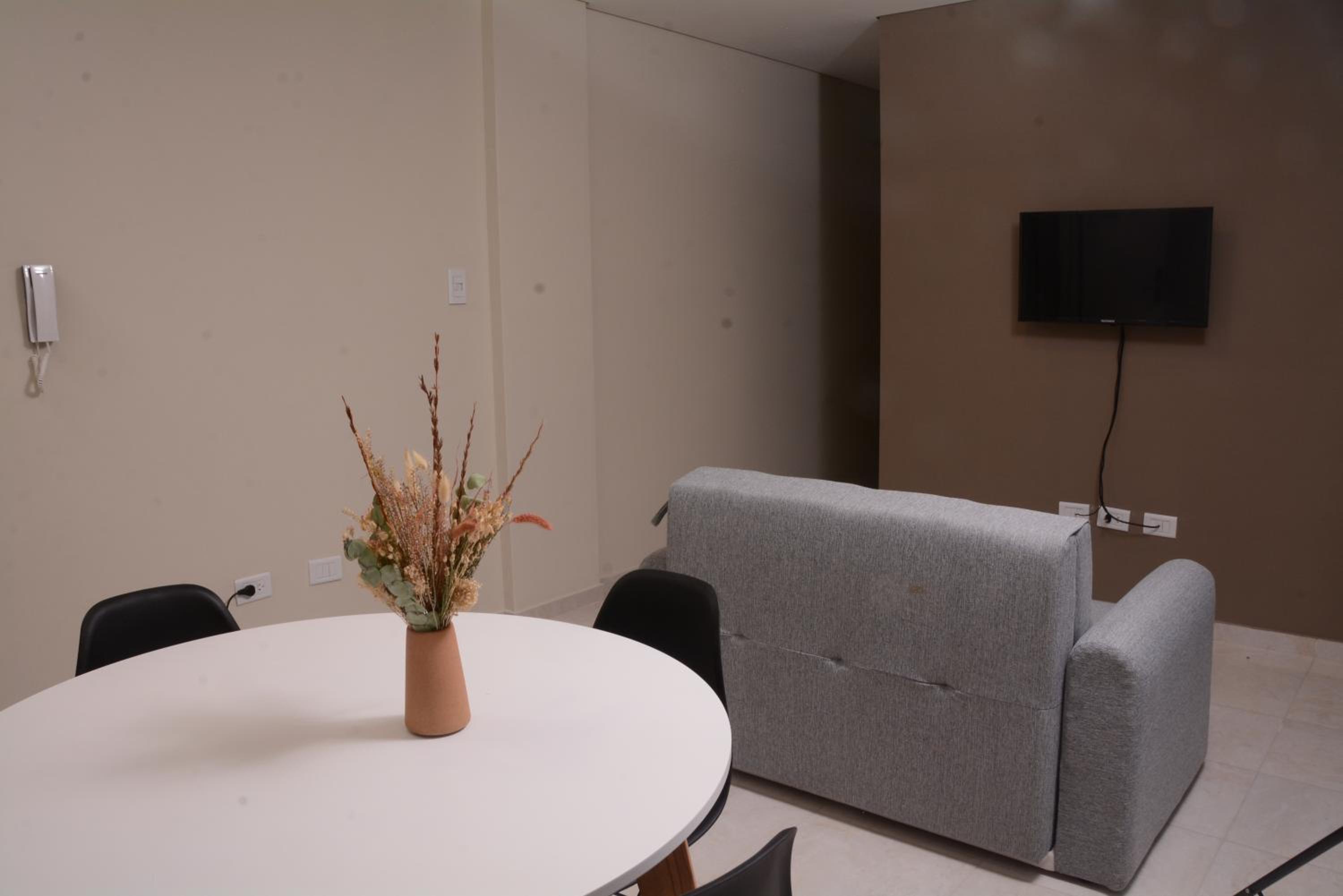 One-Bedroom Apartment photo 1