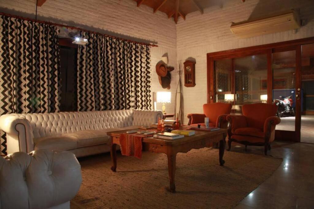 Six-Bedroom House photo 3