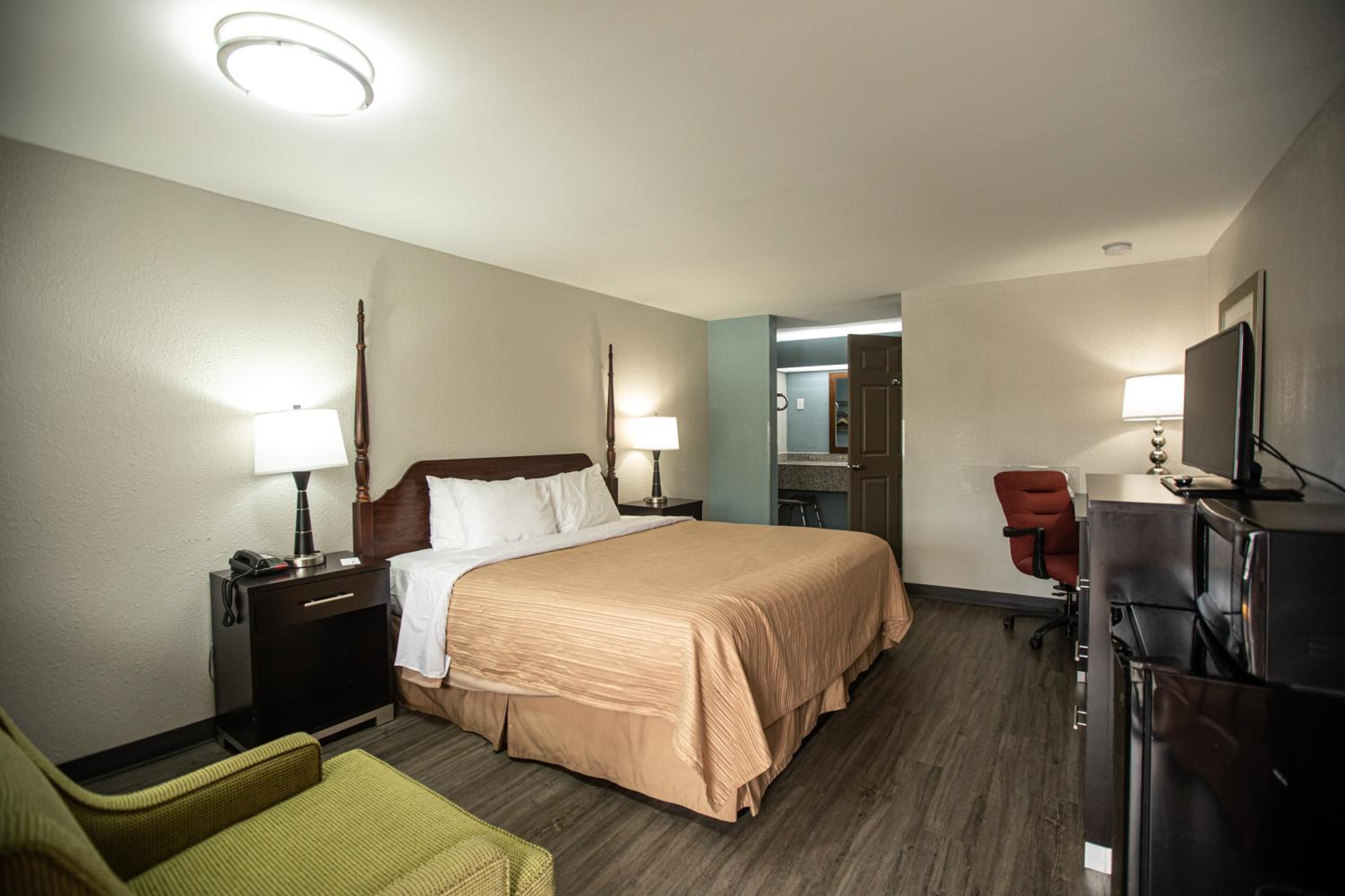 King Room - Non-Smoking - Photo 3