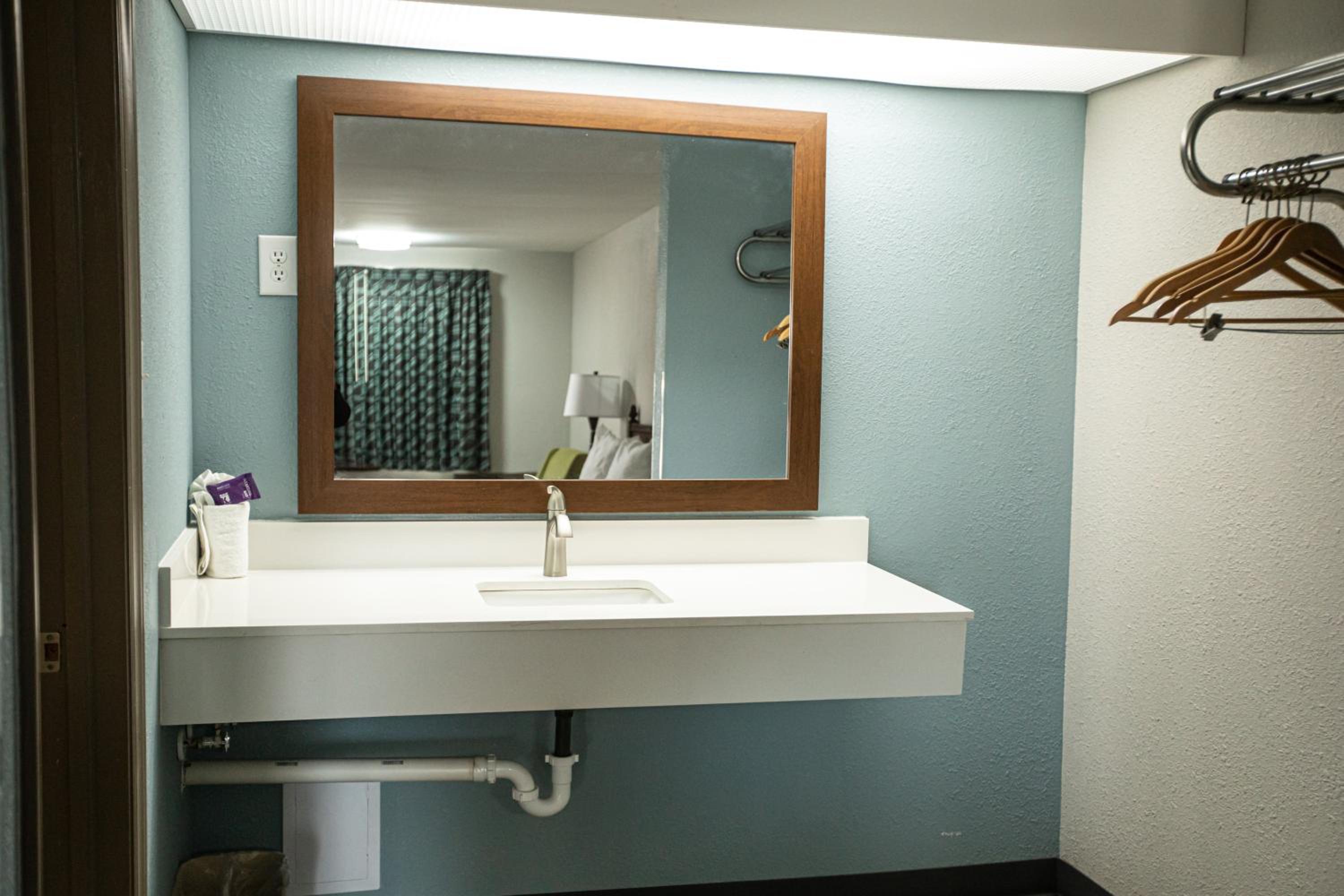 King Room - Non-Smoking - Photo 6