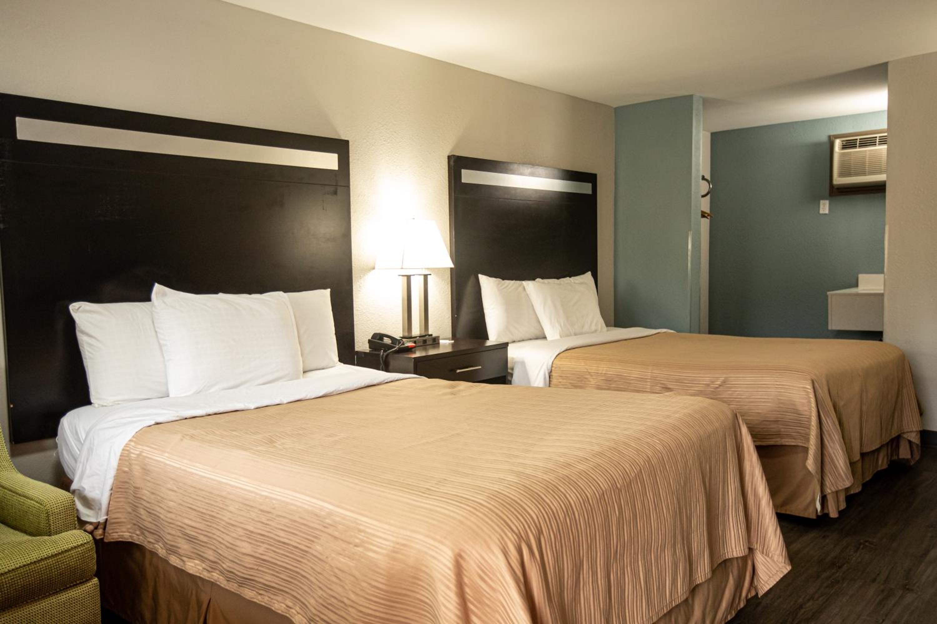 Double Room with Two Double Beds - Non-Smoking - Photo 2