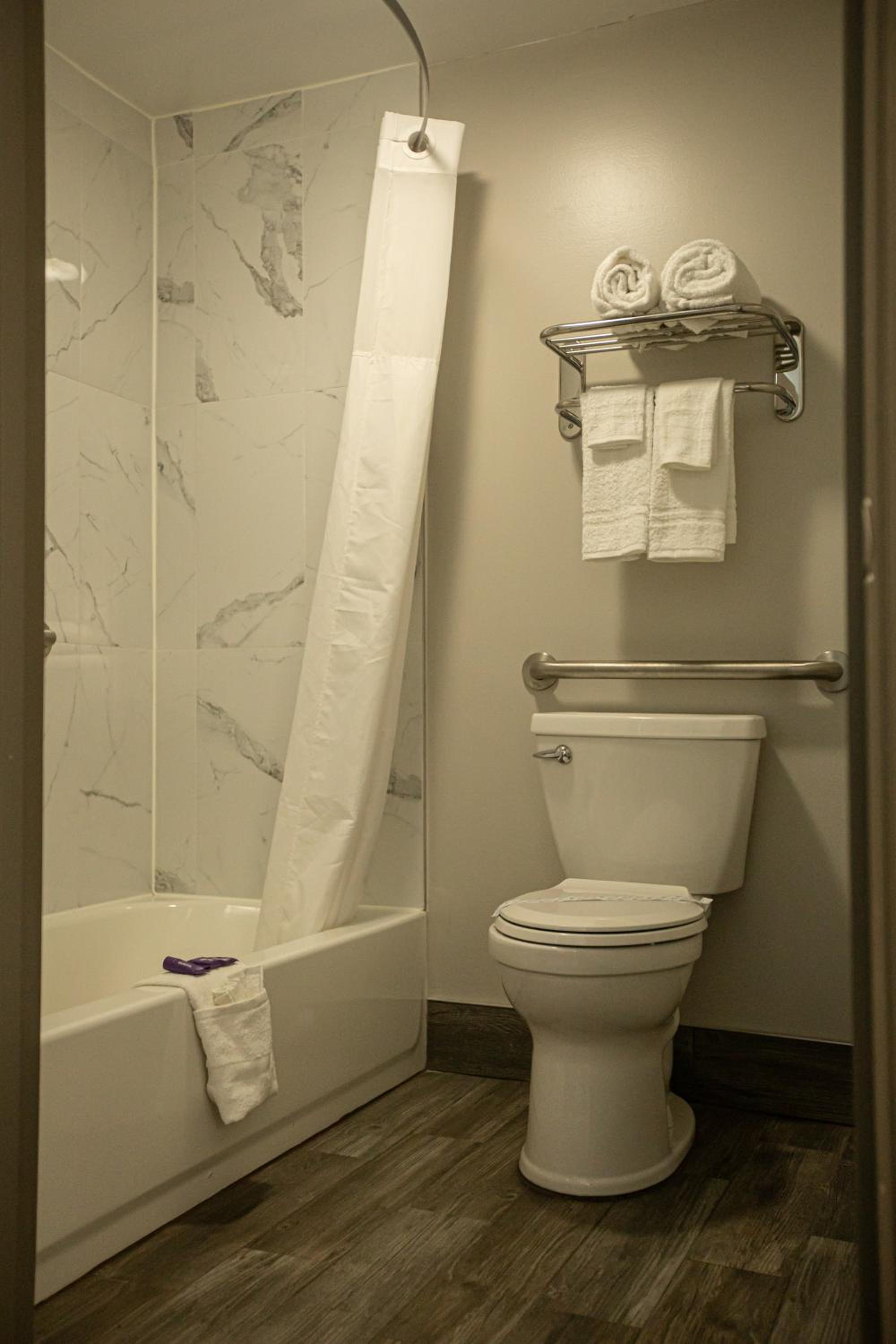 King Room - Non-Smoking - Photo 2