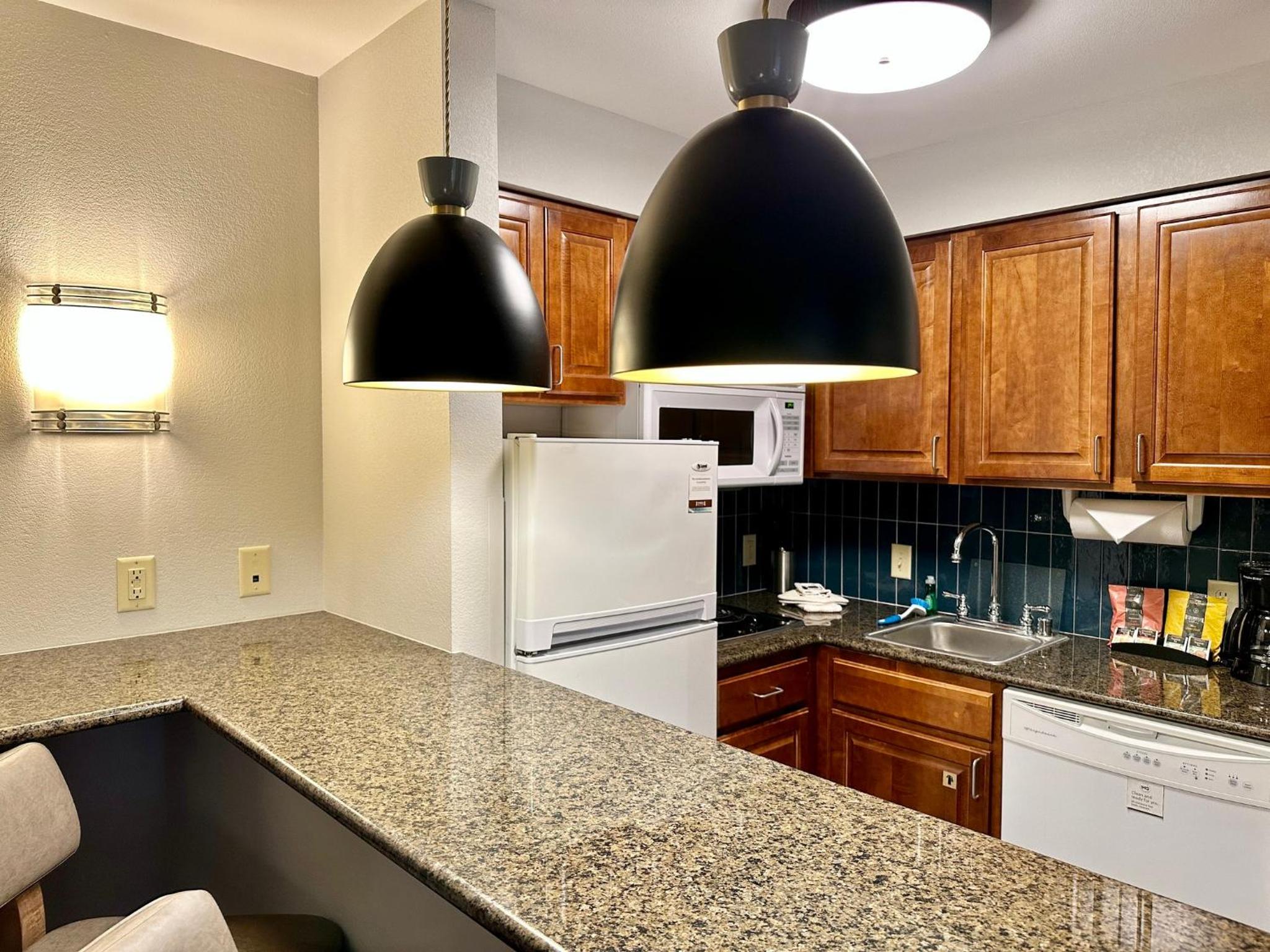One-Bedroom King Room with Roll-In Shower - Hearing Accessible/Non-Smoking - Photo 1