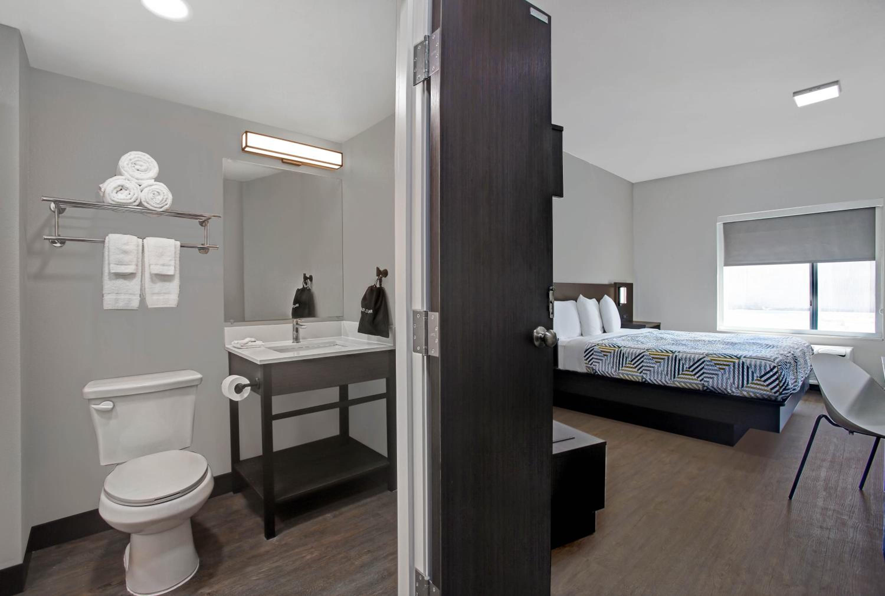 King Room - Non-Smoking - Photo 3