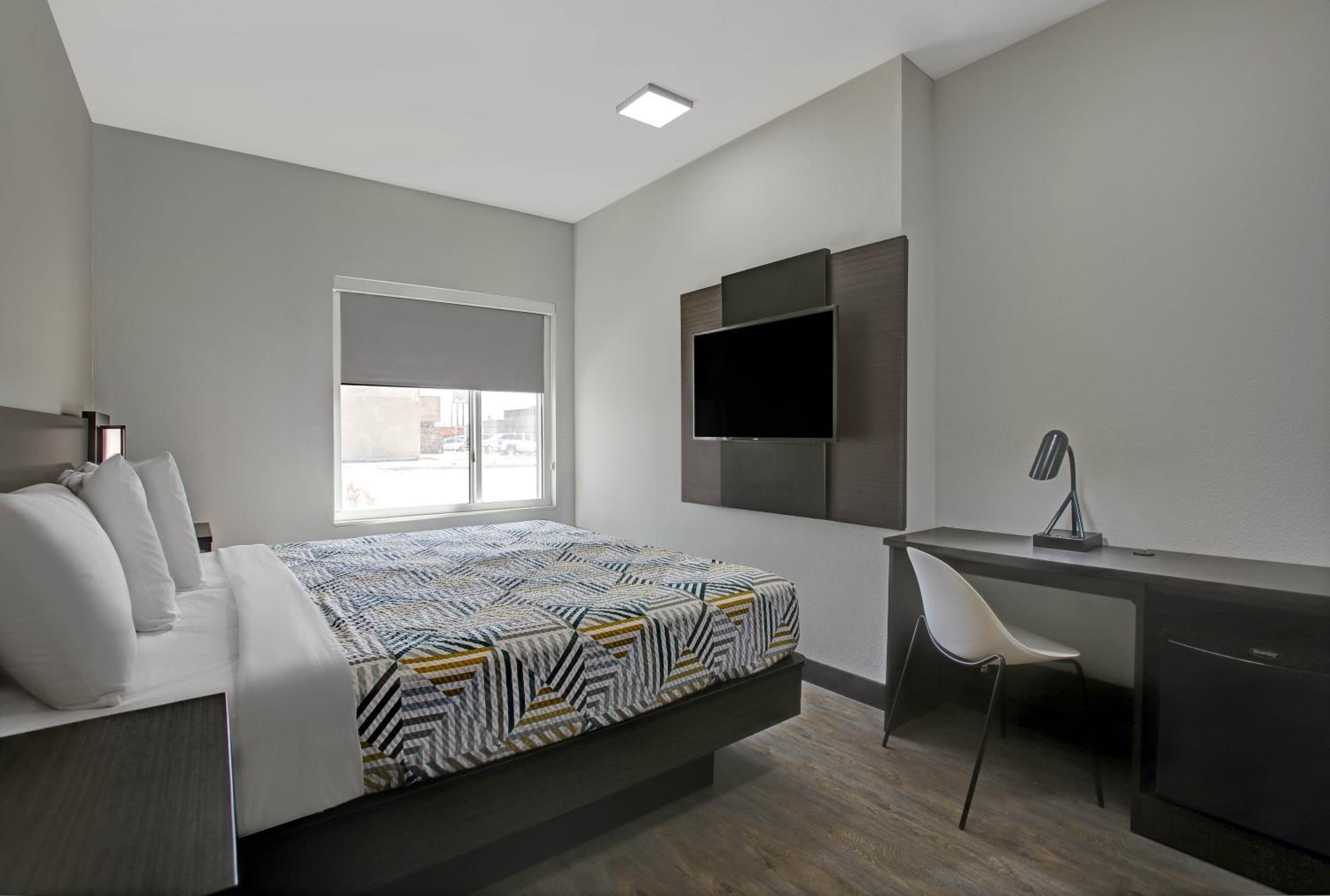 King Room - Non-Smoking - Photo 4