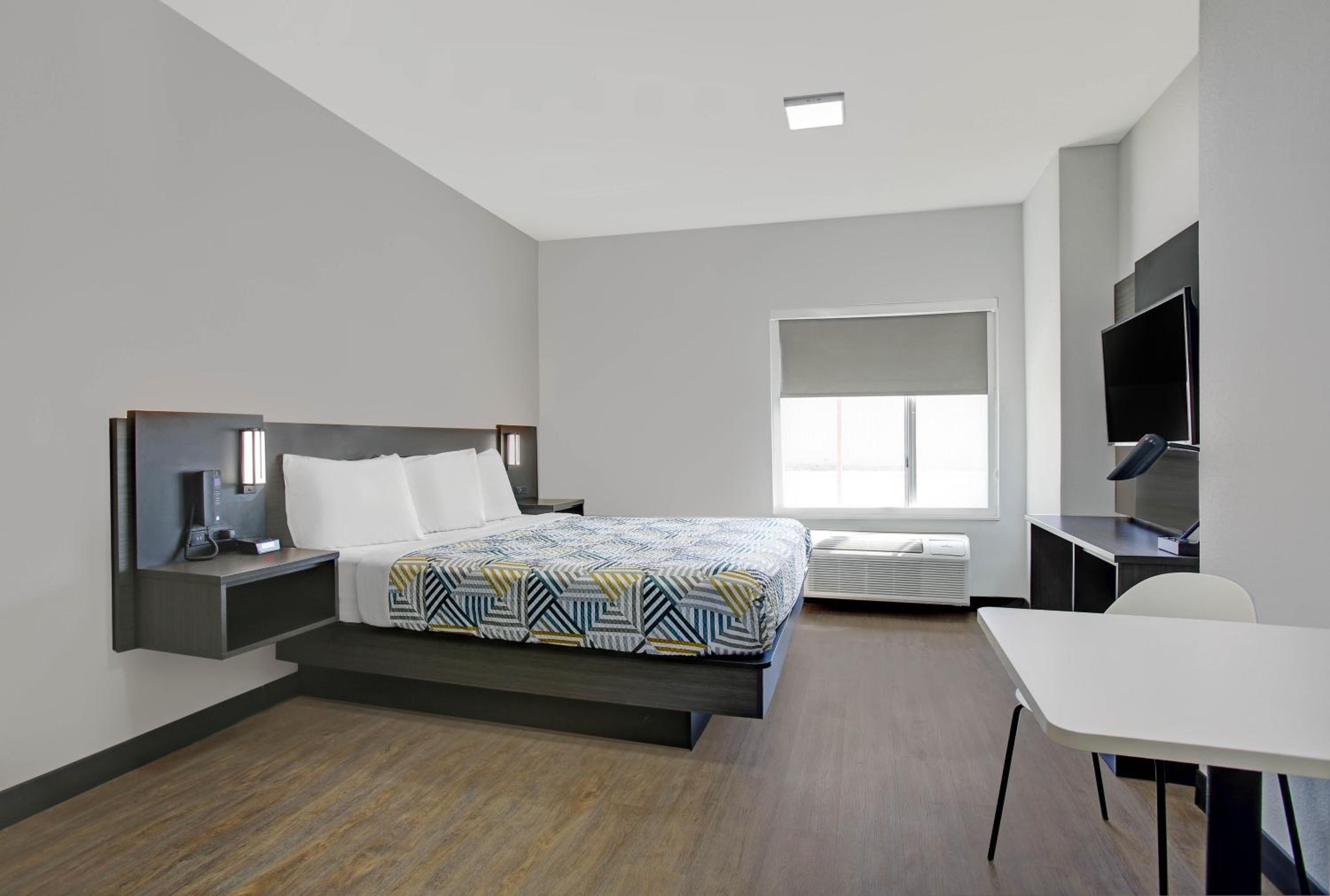 King Room - Non-Smoking - Photo 9