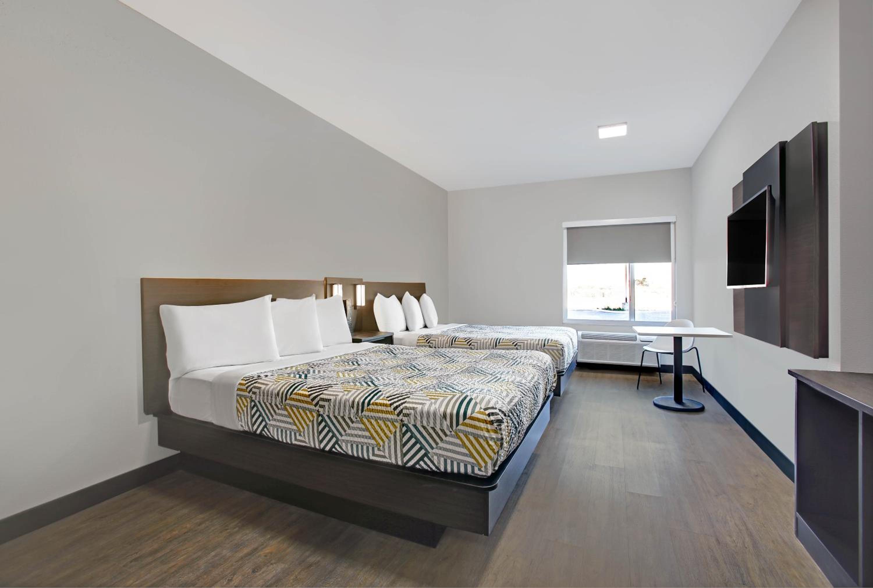 Queen Room with Two Queen Beds - Non-Smoking - Photo 1