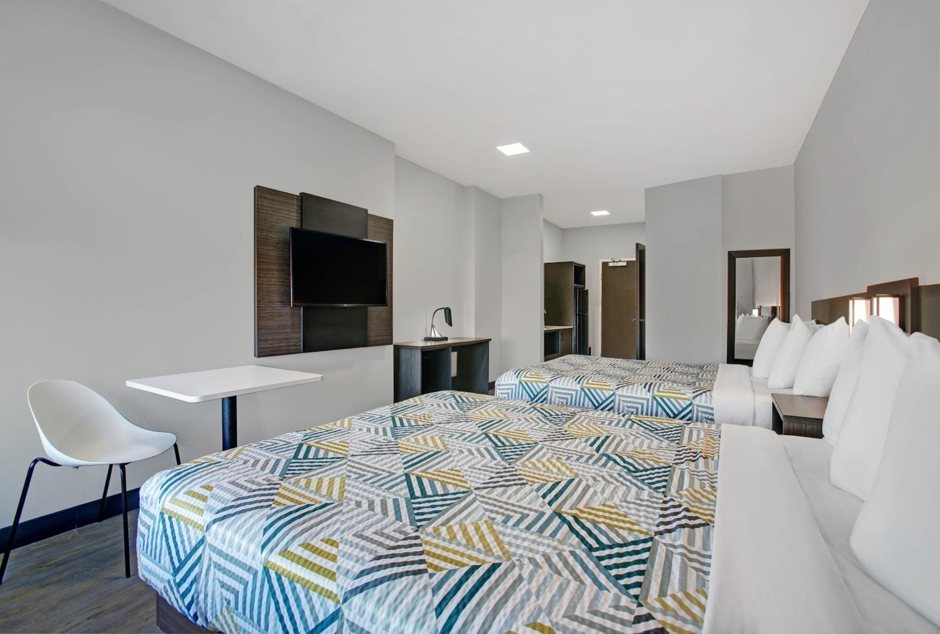 Queen Room with Two Queen Beds - Non-Smoking - Photo 2