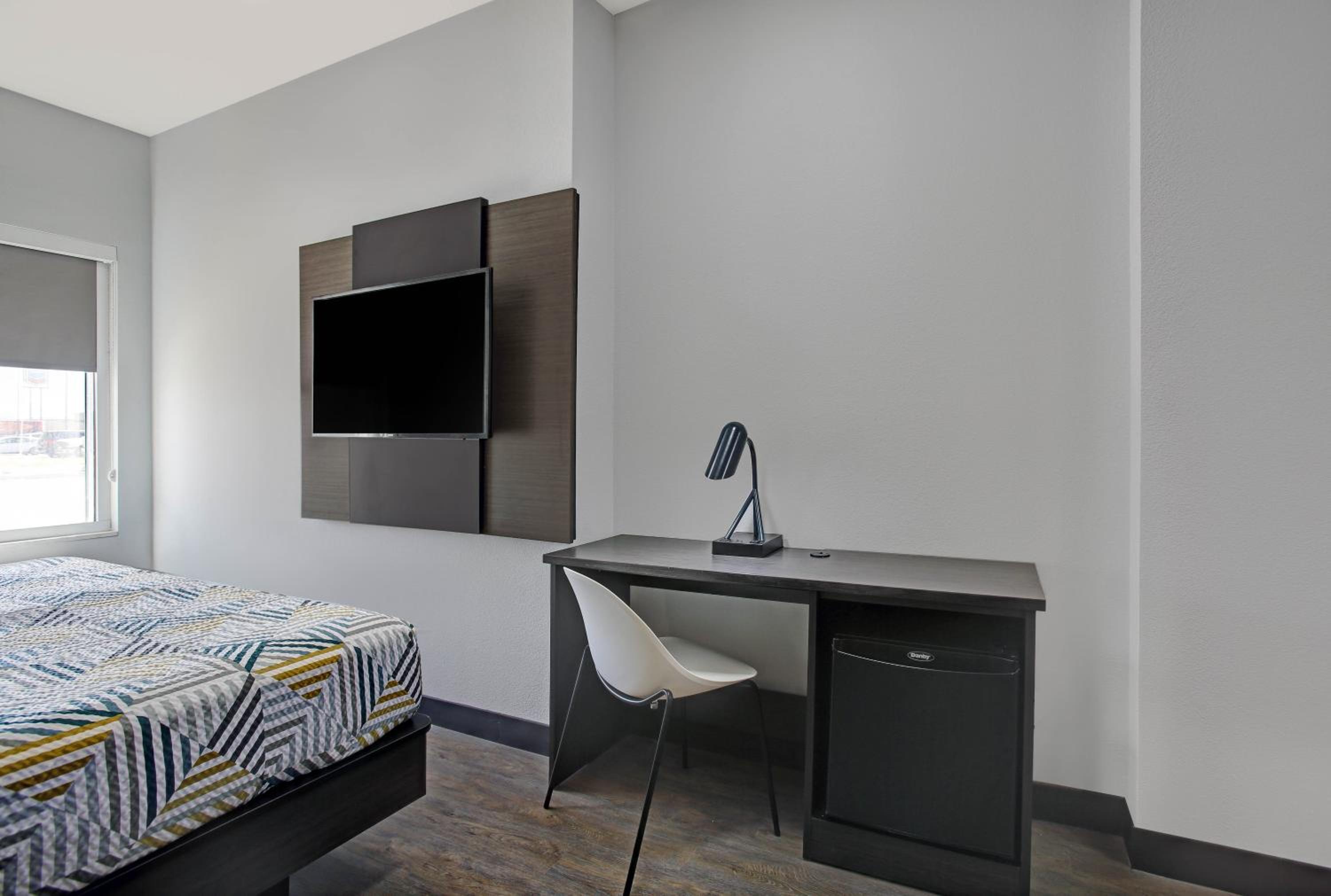 King Room - Non-Smoking - Photo 2