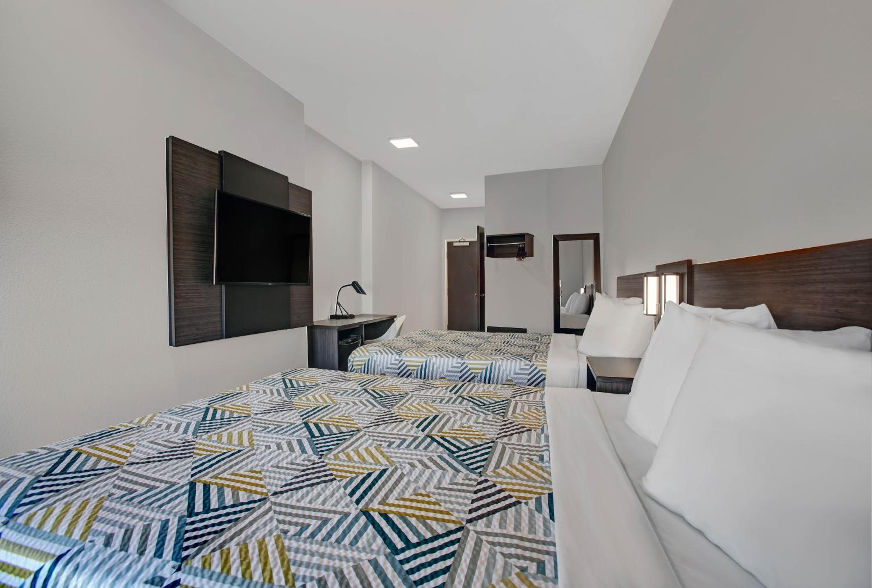 Queen Room with Two Queen Beds - Non-Smoking - Photo 3