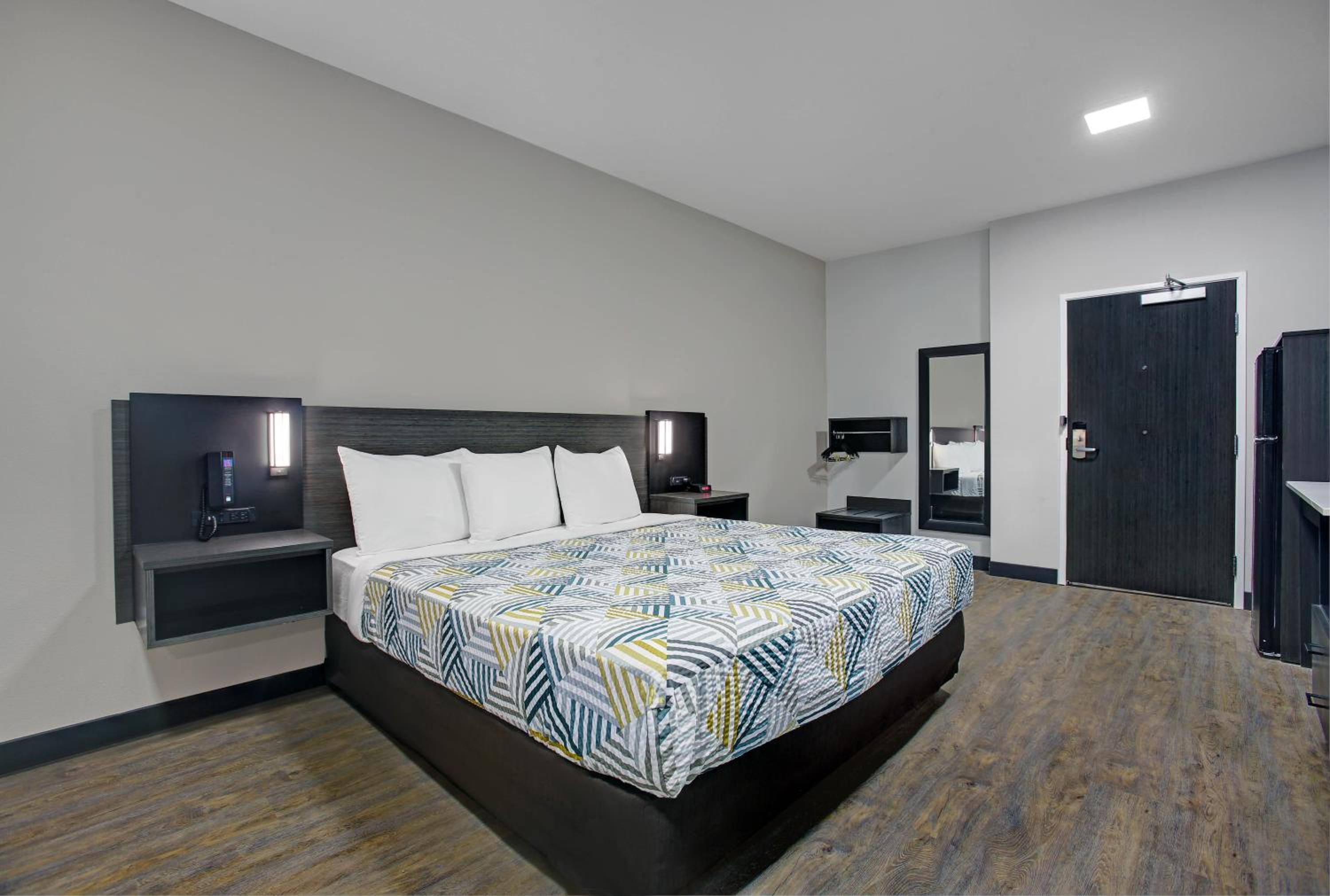King Room - Non-Smoking - Photo 7