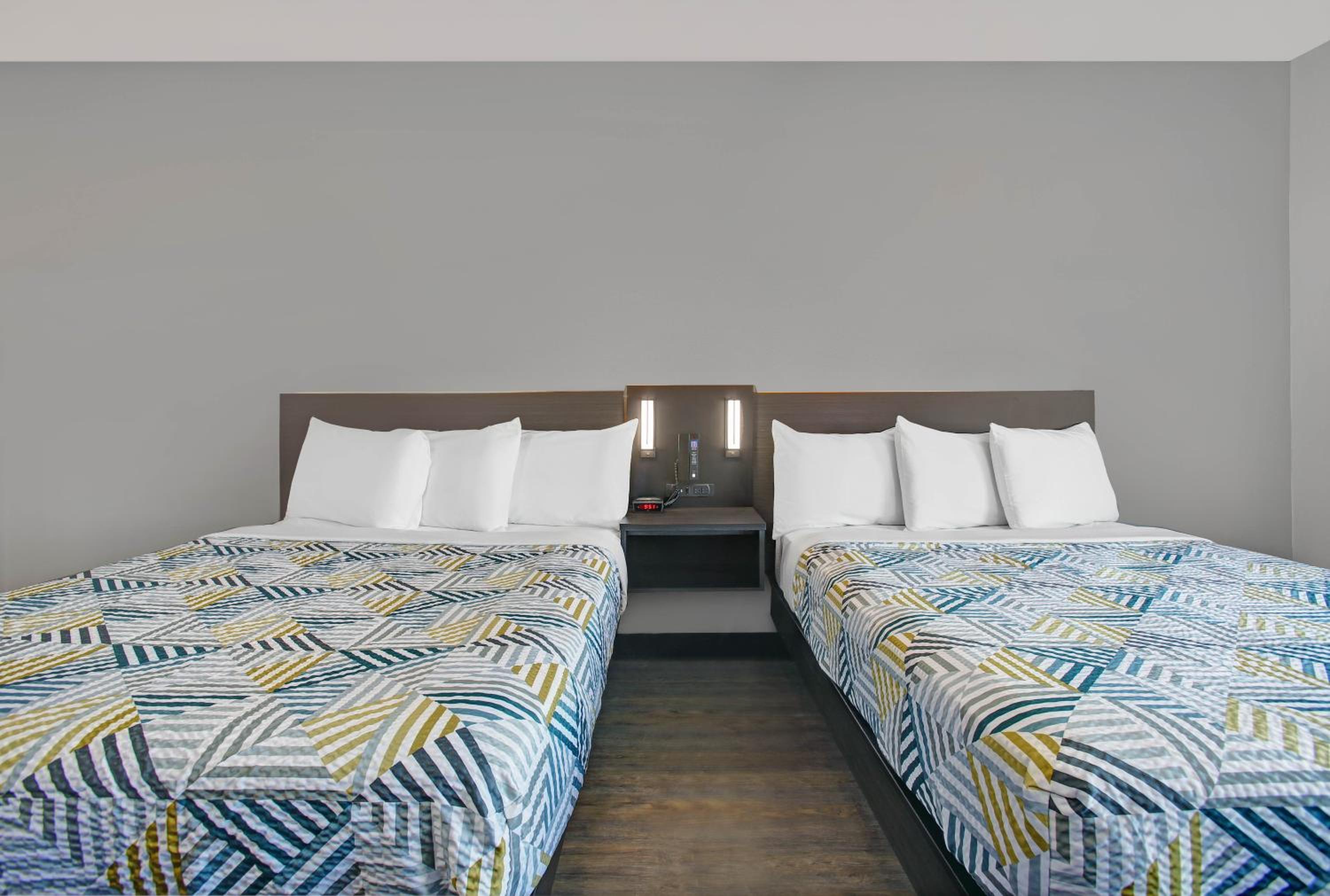 Queen Room with Two Queen Beds - Non-Smoking - Photo 5