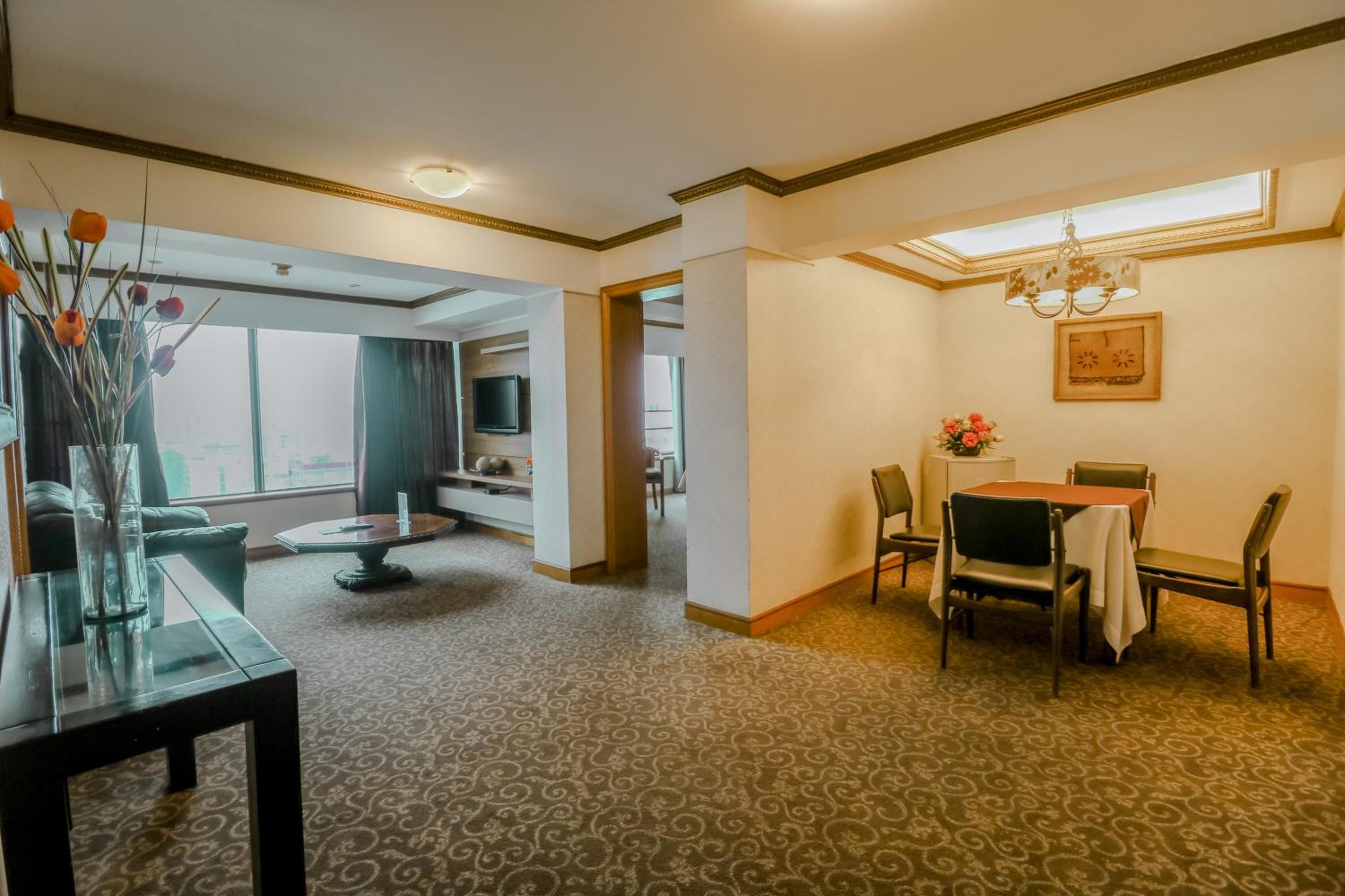 One-Bedroom Suite - Photo 2