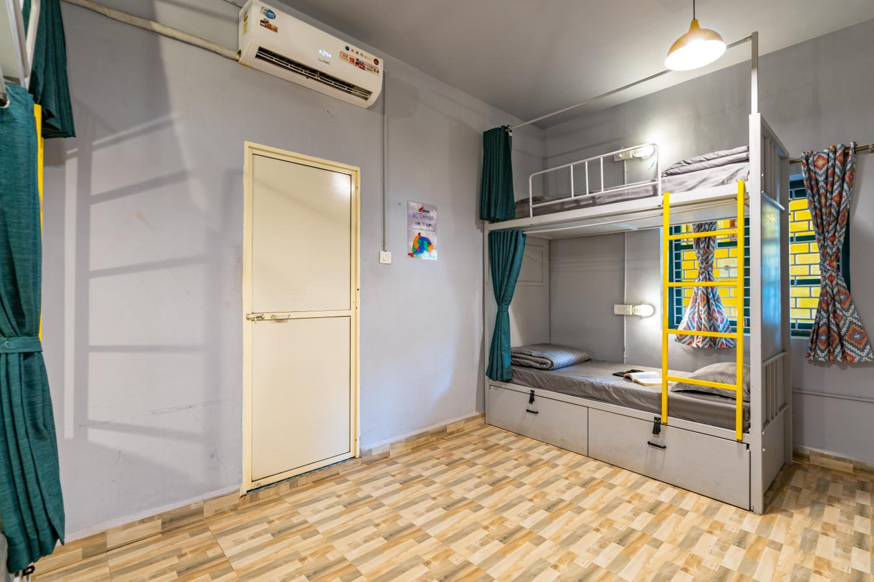 Bed in 6-Bed Mixed Dormitory Room photo 2