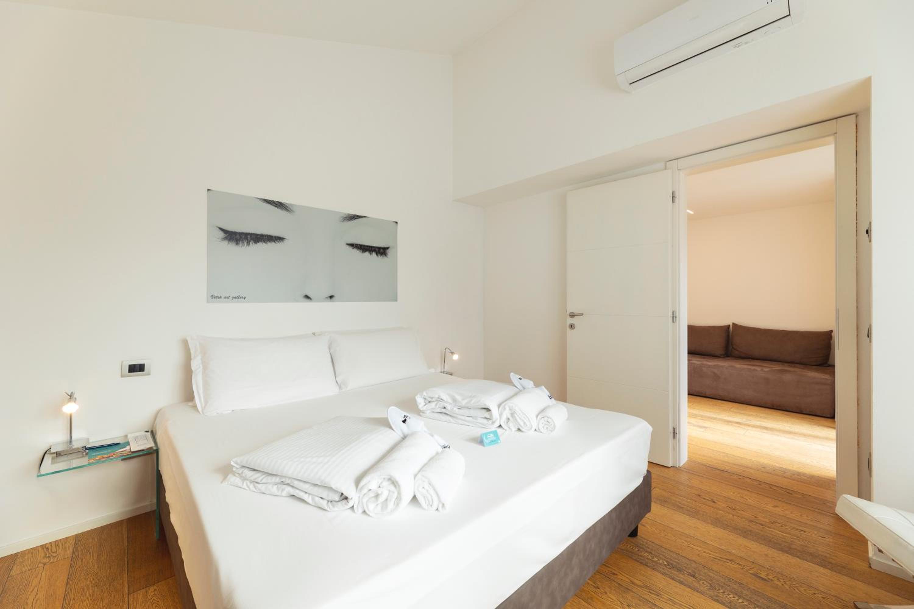 Suite with Balcony - Photo 12