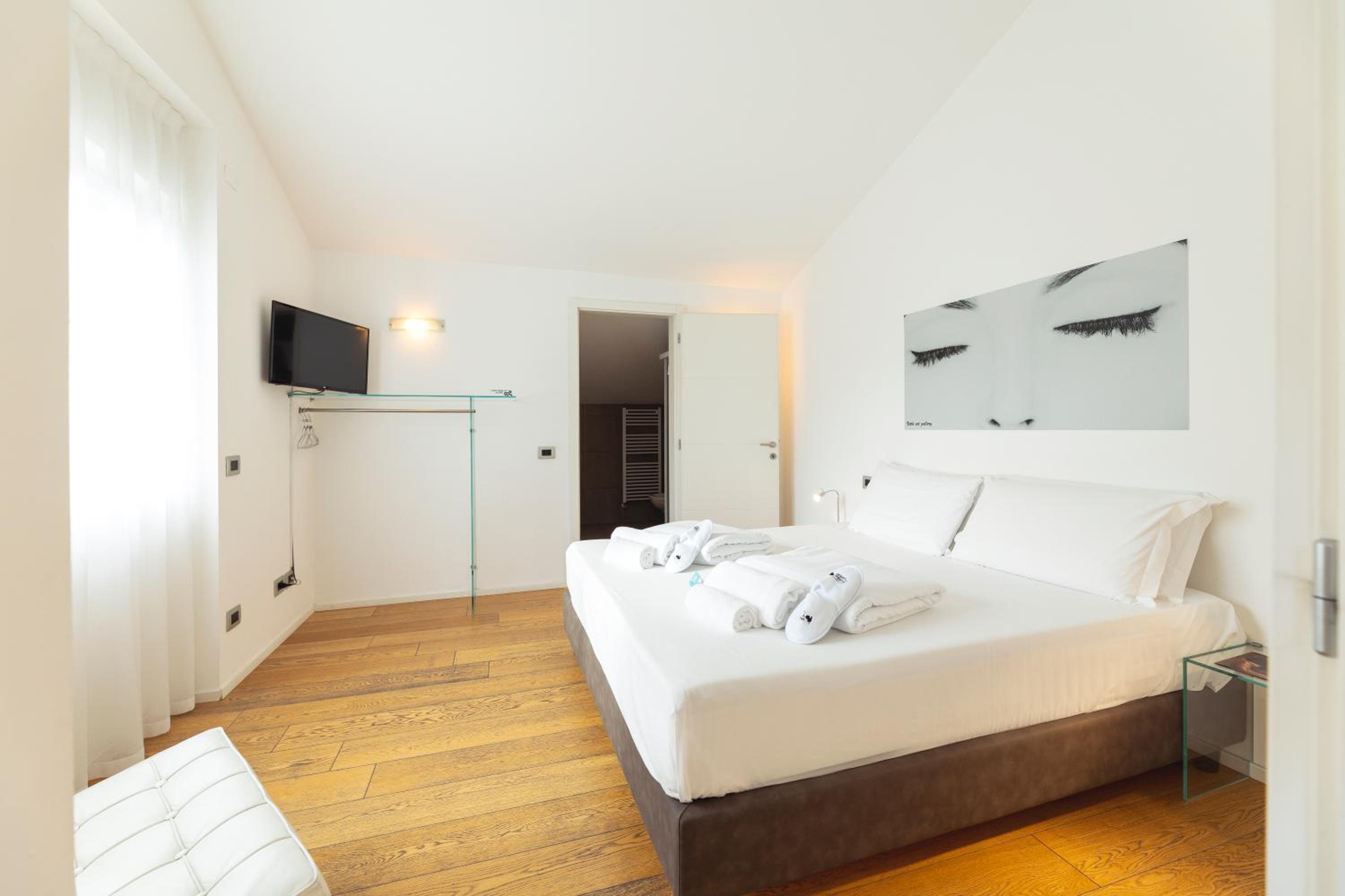 Suite with Balcony - Photo 14