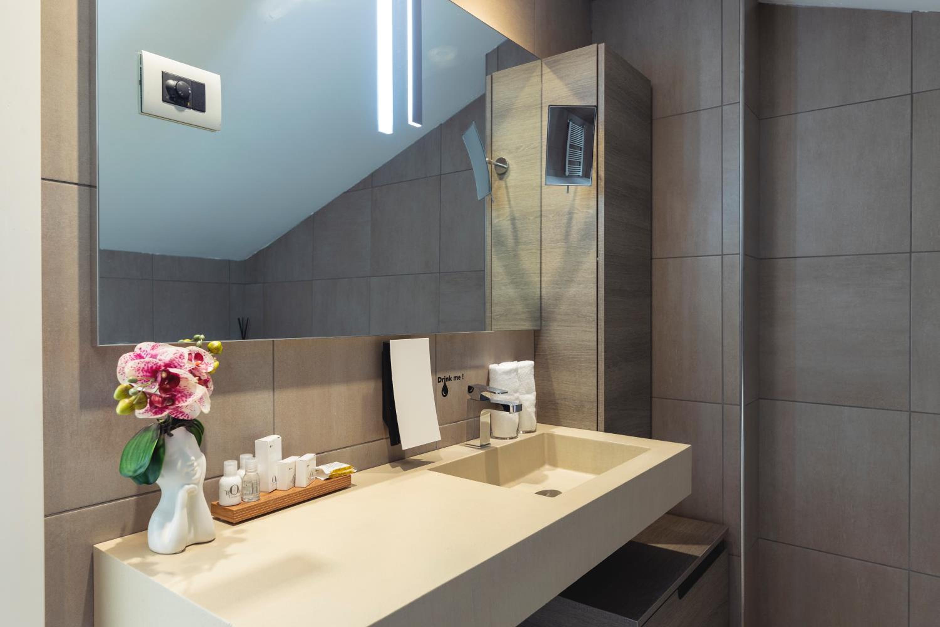 Suite with Balcony - Photo 13