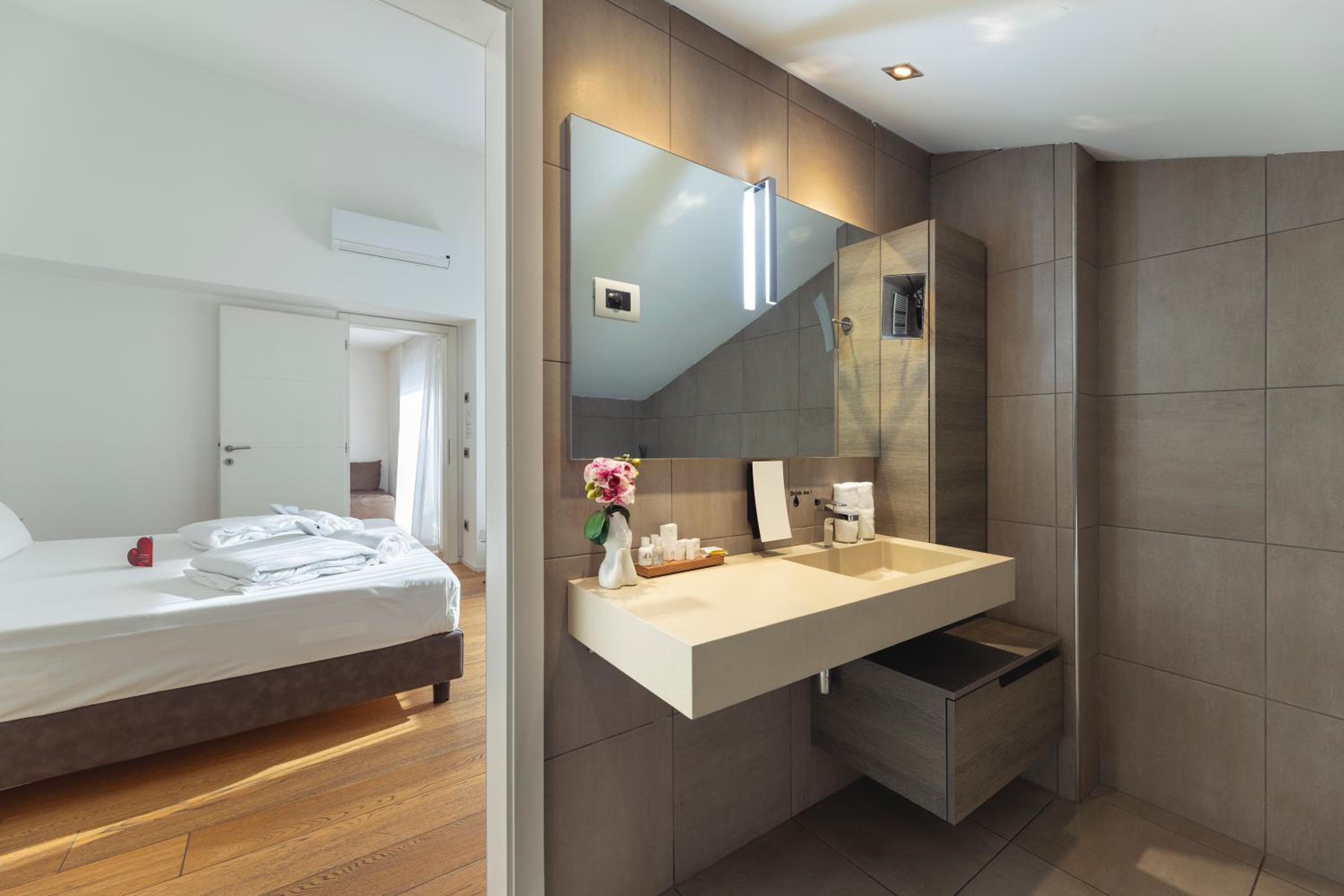 Suite with Balcony - Photo 17