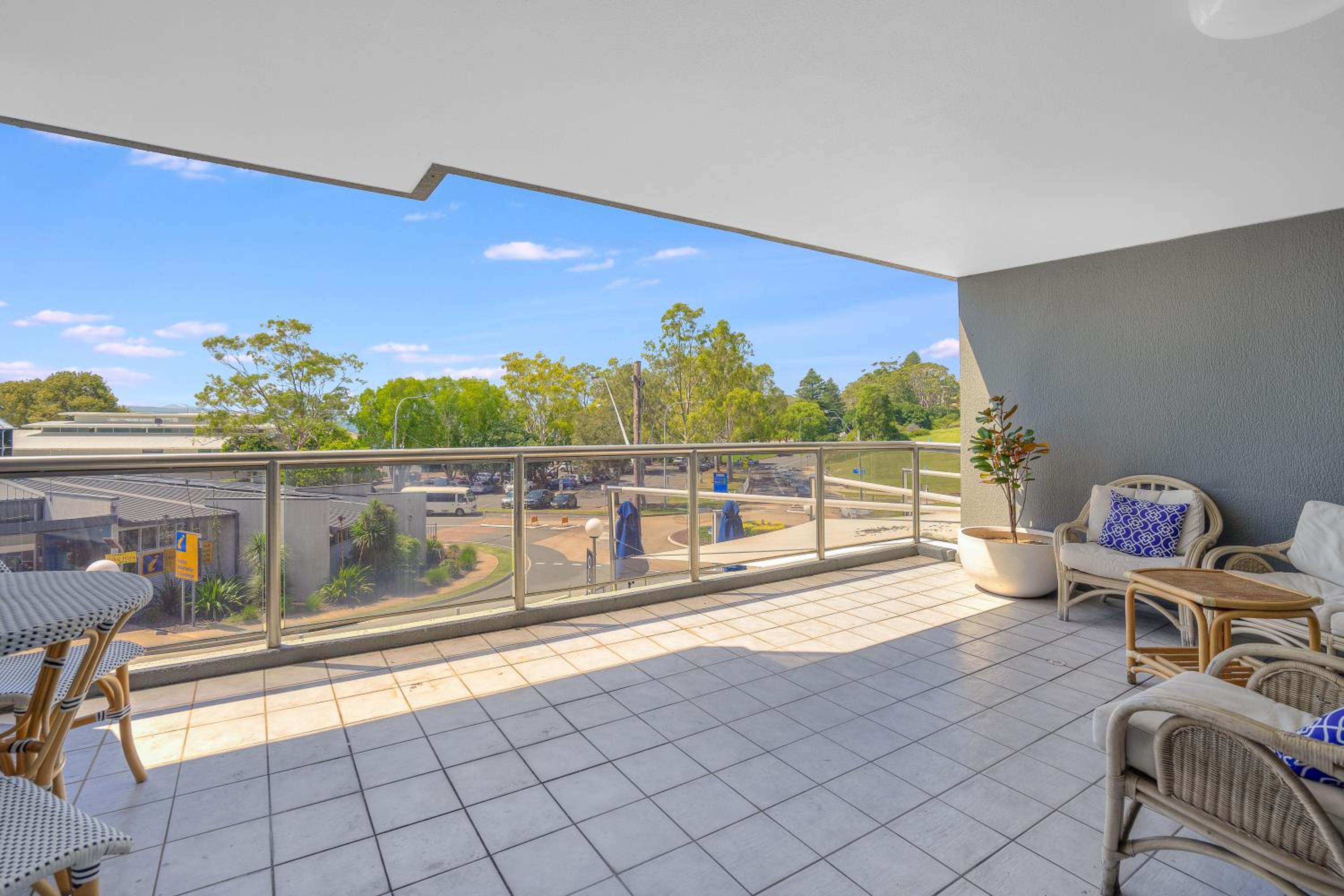 Apartment with Balcony photo 3