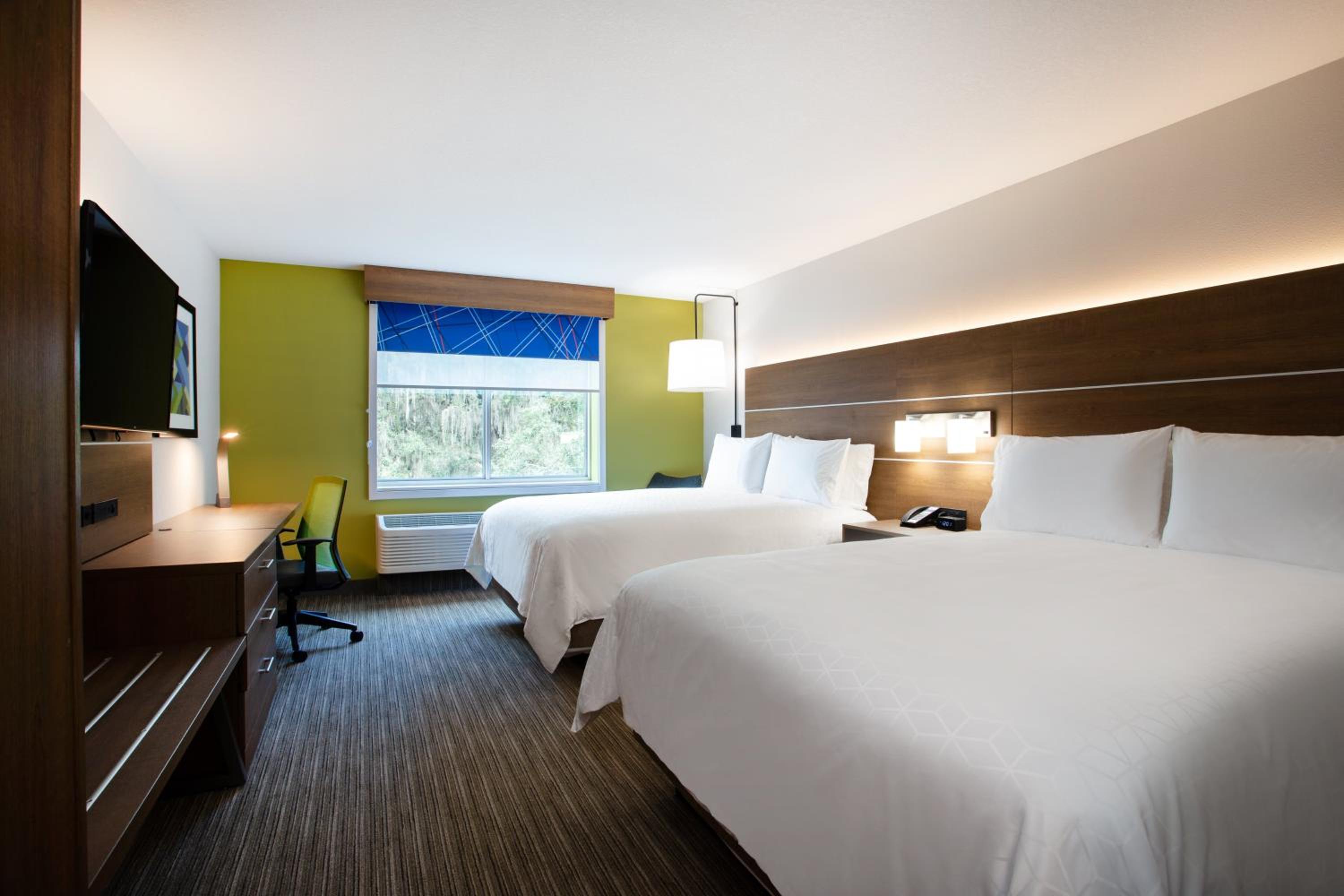 Standard Room with Two Queen Beds - Photo 3