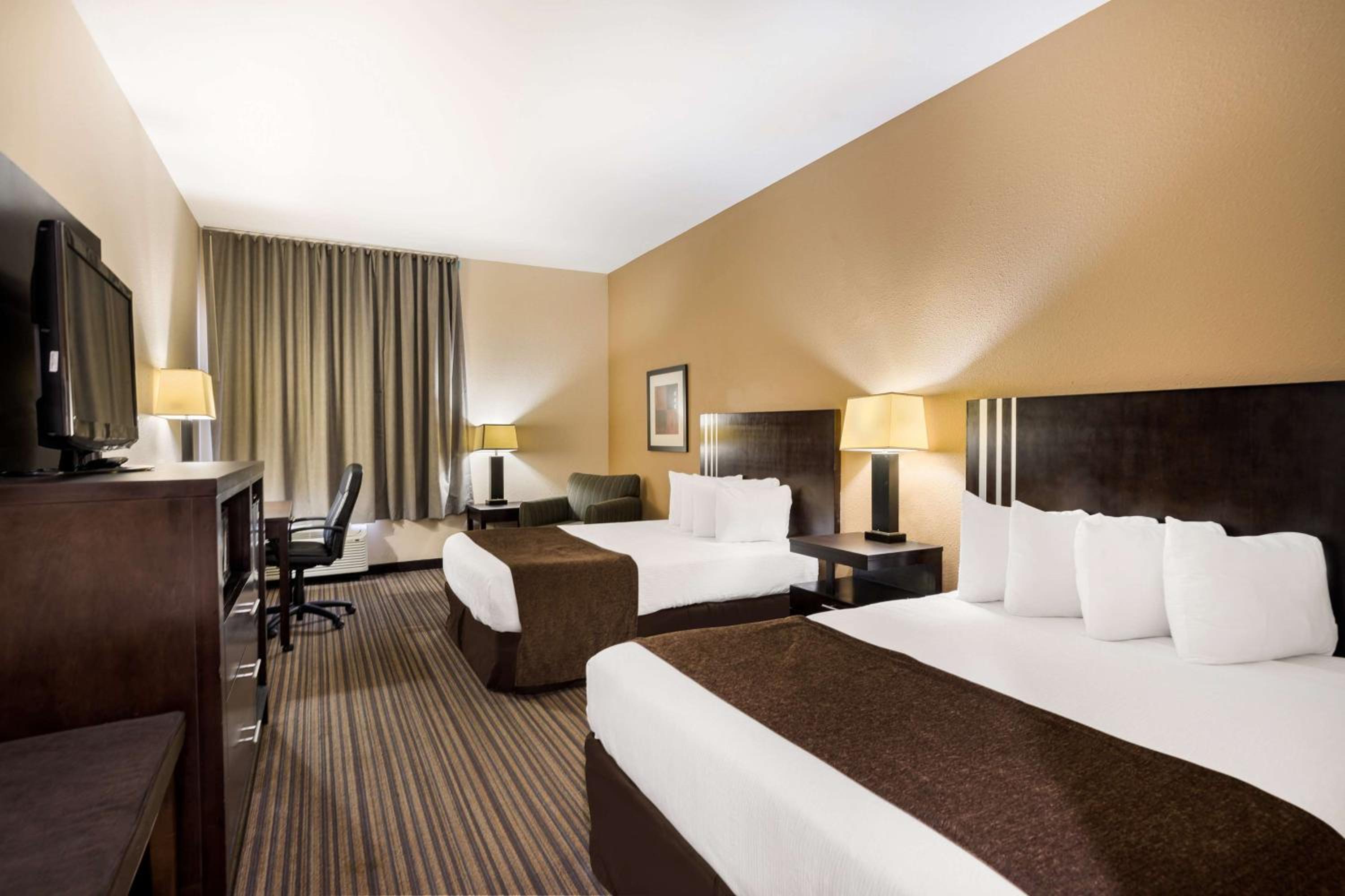 Queen Room with Two Queen Beds and Roll-In Shower - Disability Access/Non-Smoking photo 1