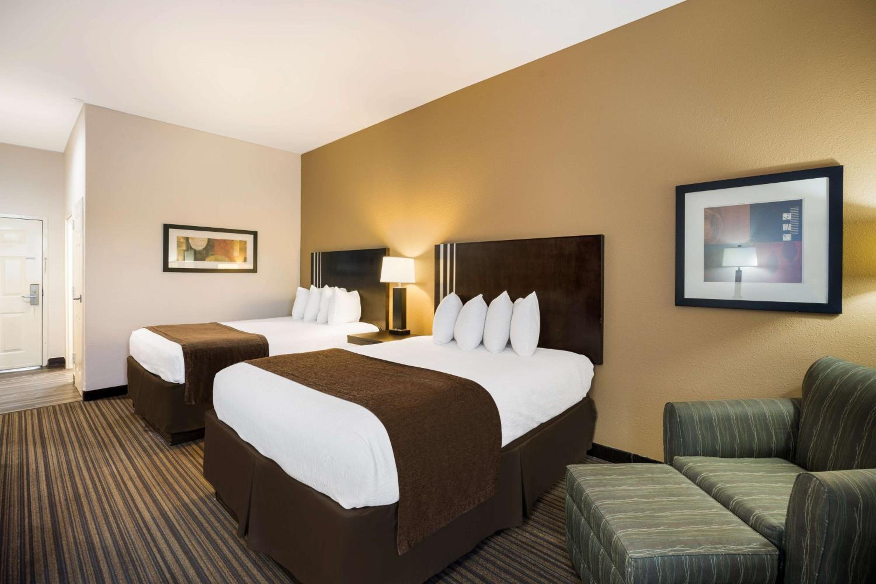 Queen Room with Two Queen Beds - Non-Smoking photo 1