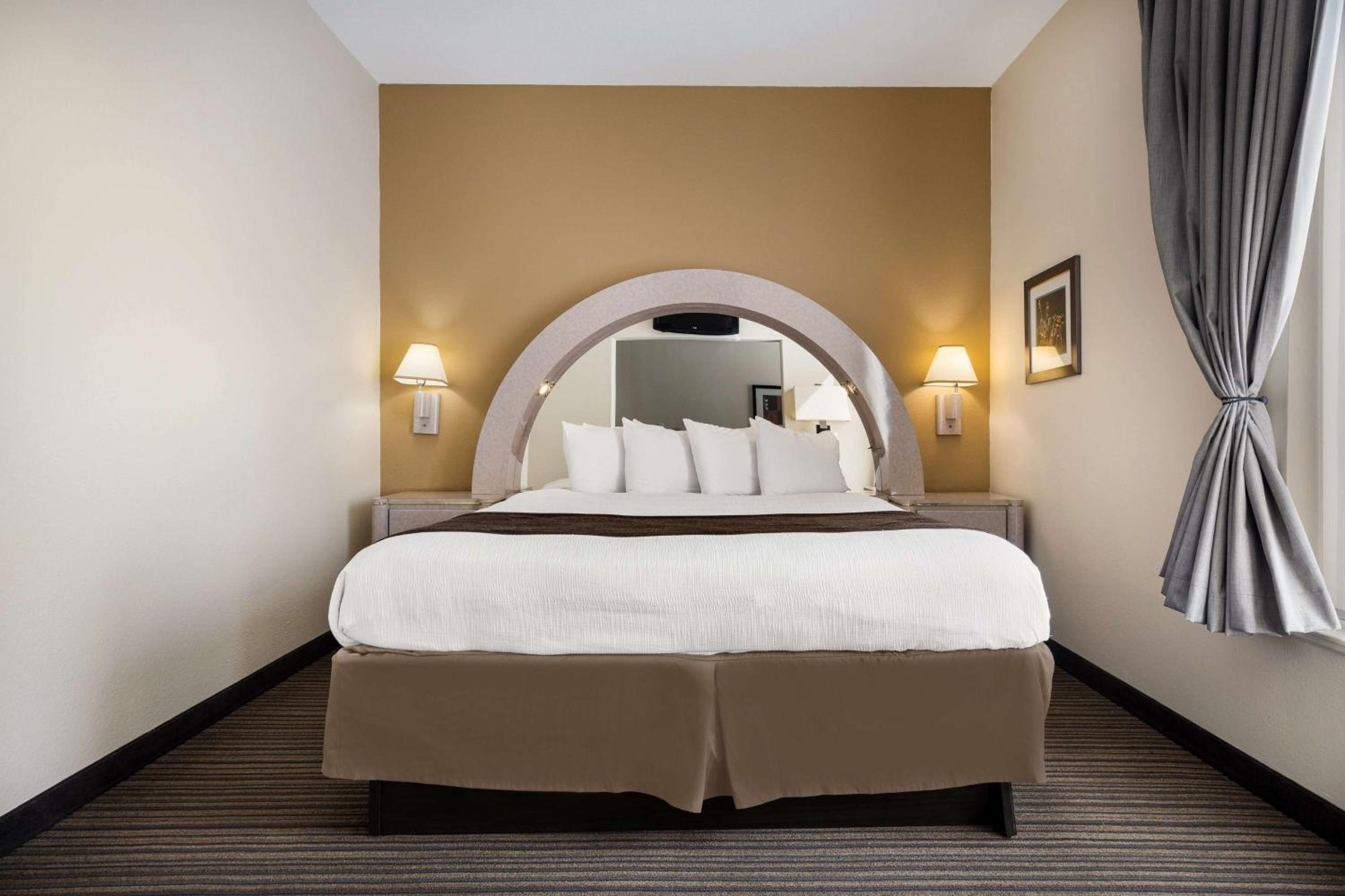King Suite with Whirlpool photo 2