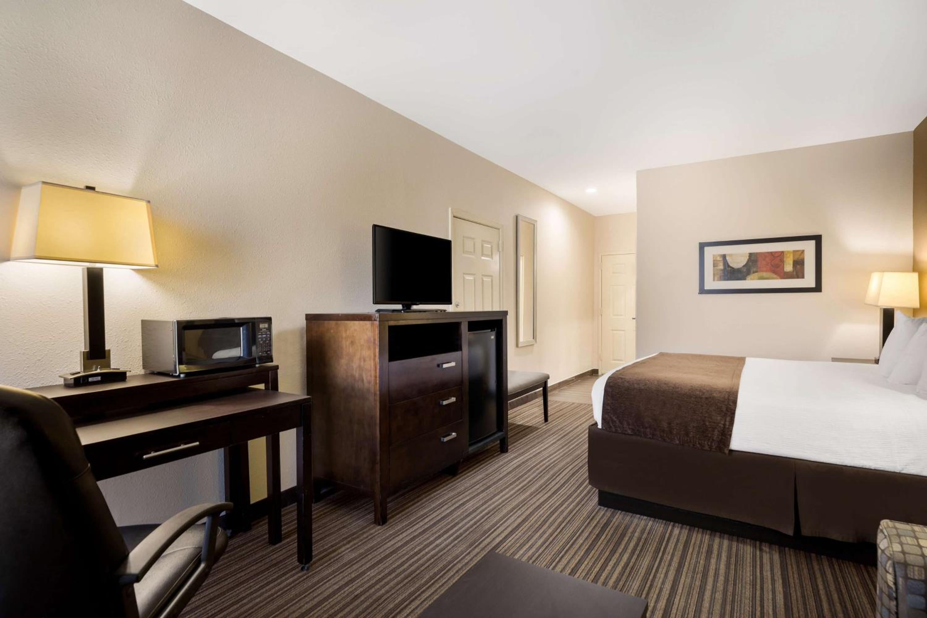 King Room with Bath Tub - Disability Access/Non-Smoking  photo 3