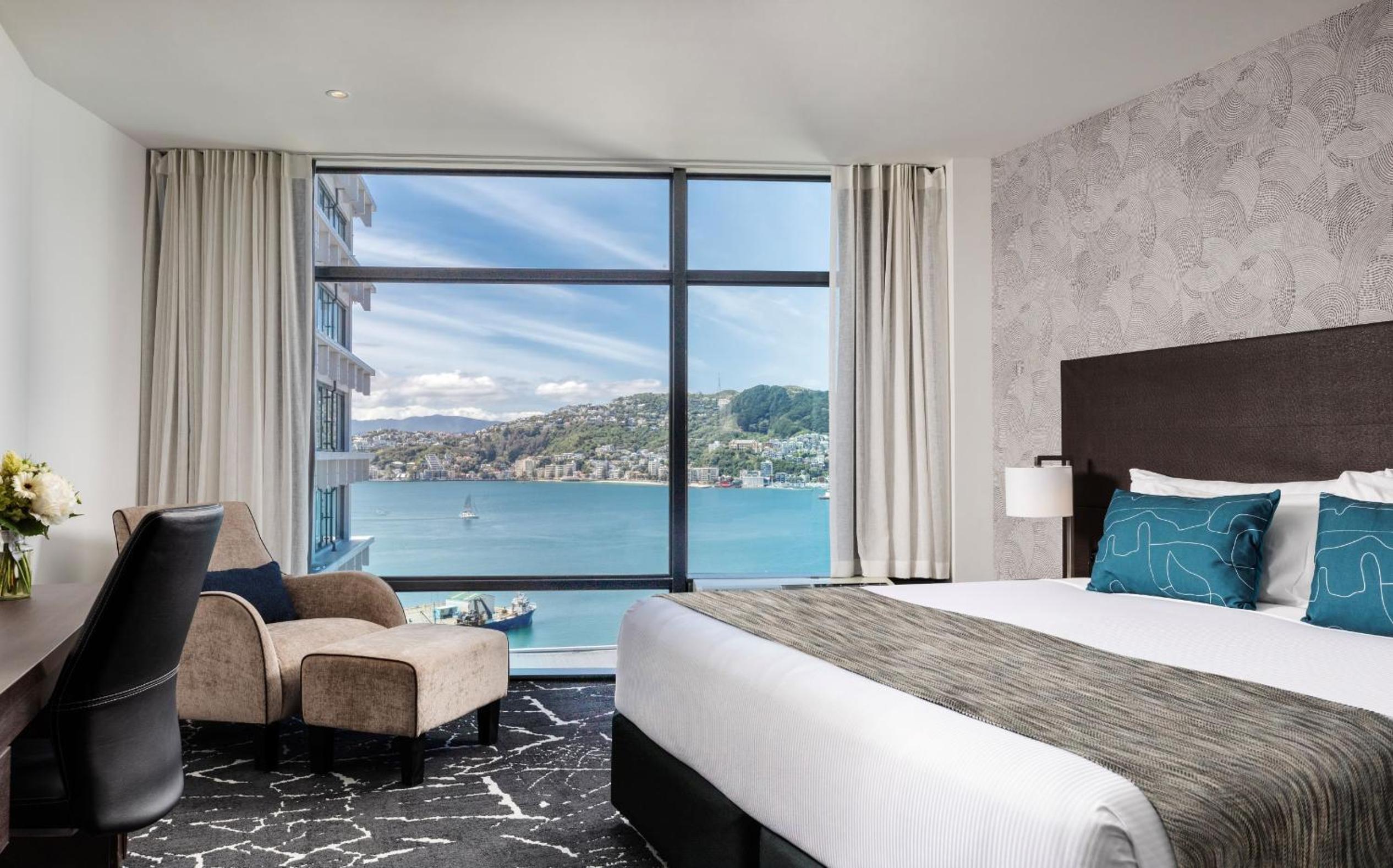 Deluxe King Room with Harbor View - Photo 4