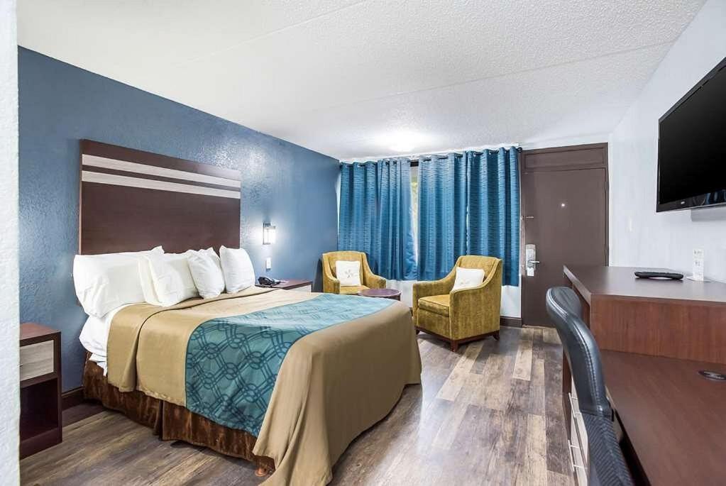 Deluxe Queen Room