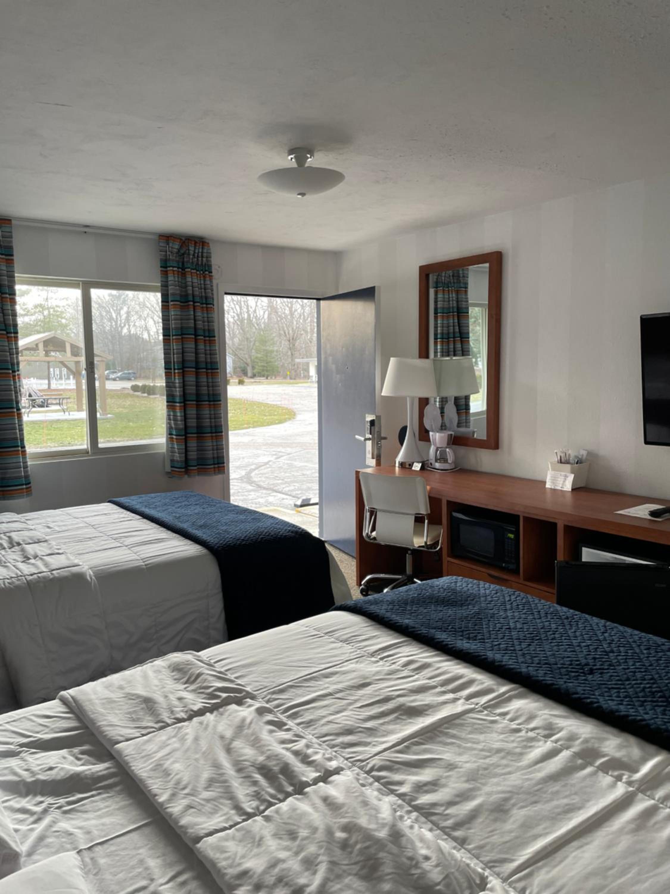 Queen Room with Two Queen Beds photo 3
