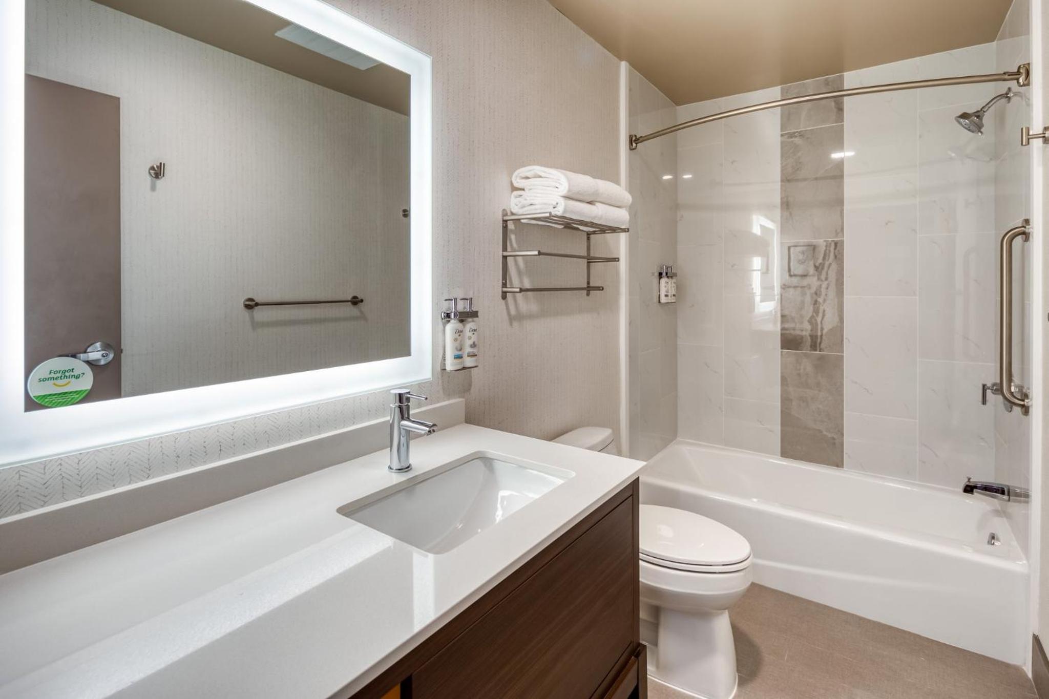 Premium Room with Two King Beds - Photo 6