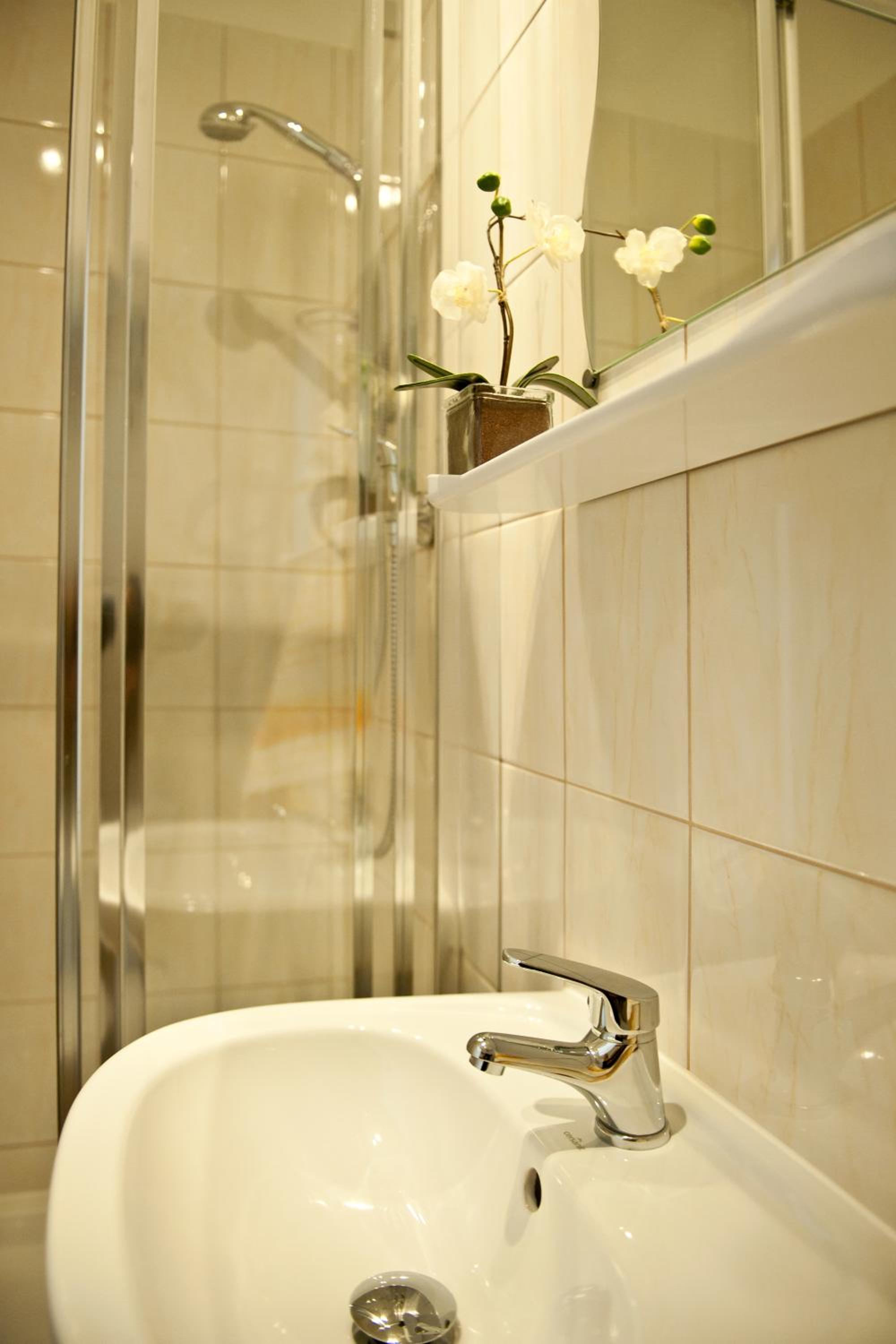 Double Room with Private Bathroom - Photo 3