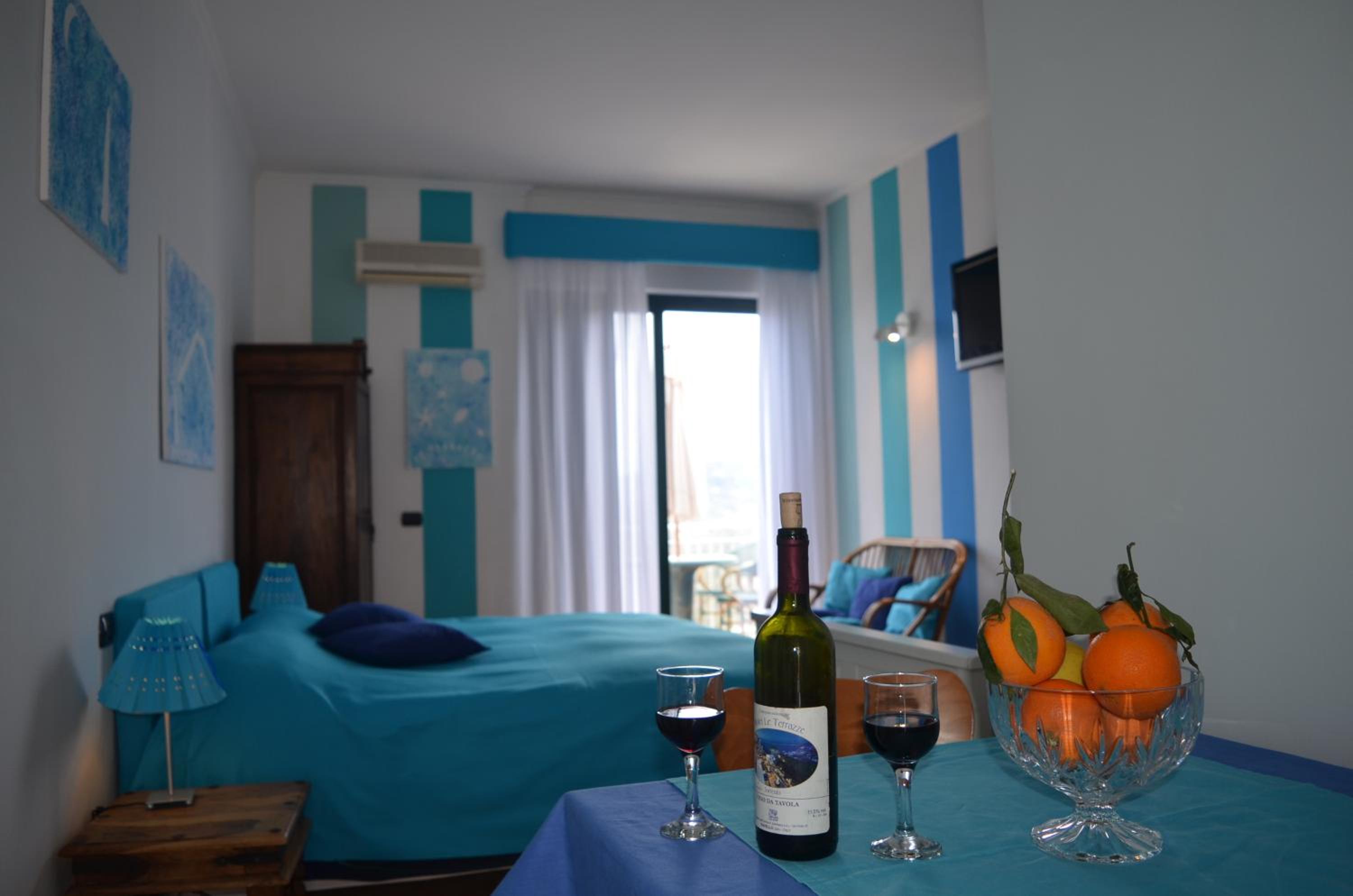 Studio with Balcony and Sea View (2 Adults) - Photo 7