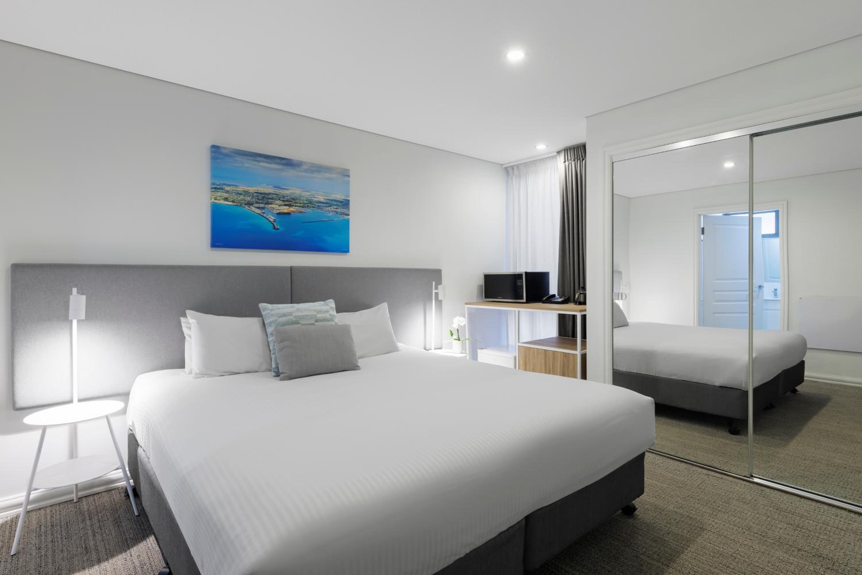 Hotel Room - Photo 4