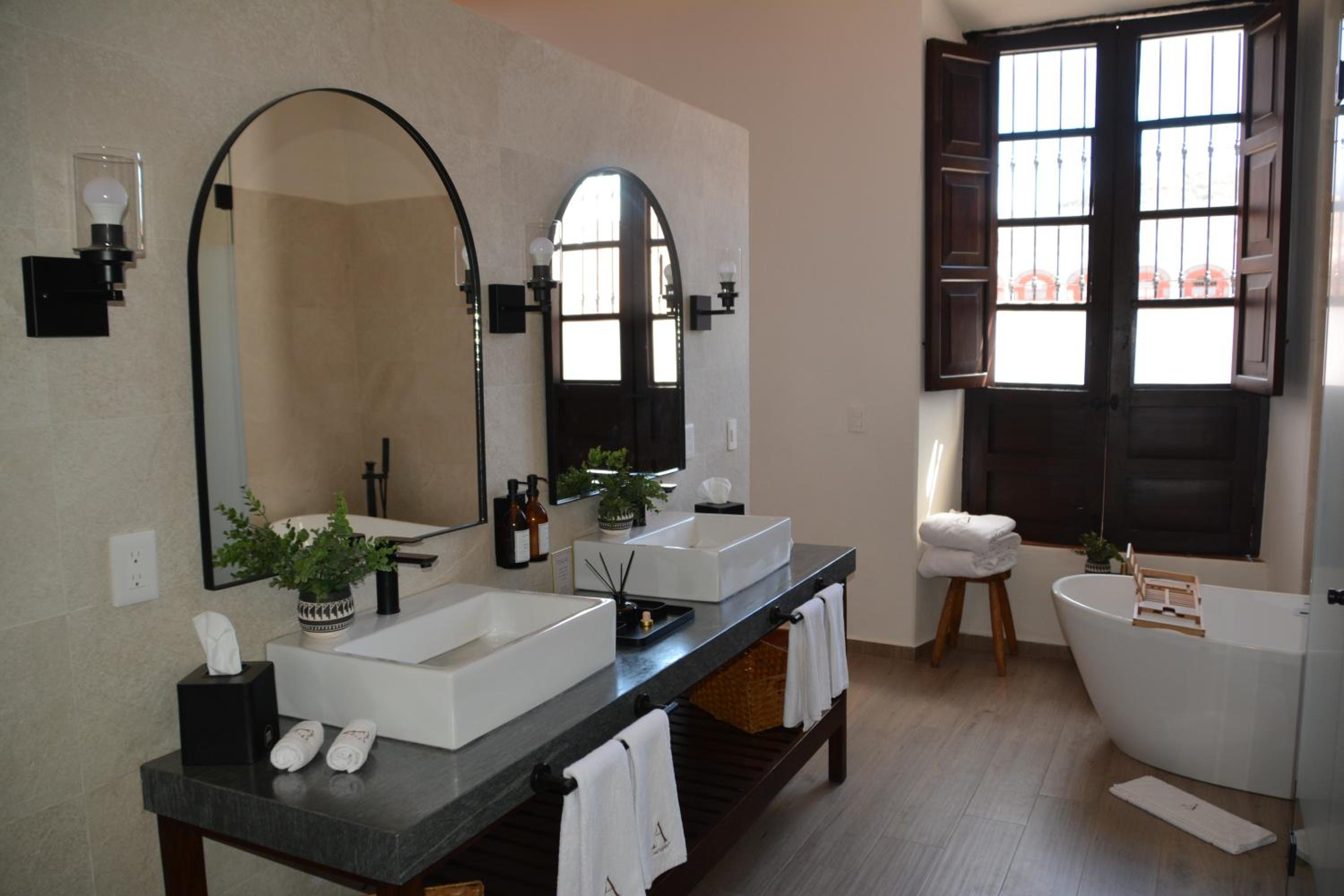 Deluxe King Suite photo 3
